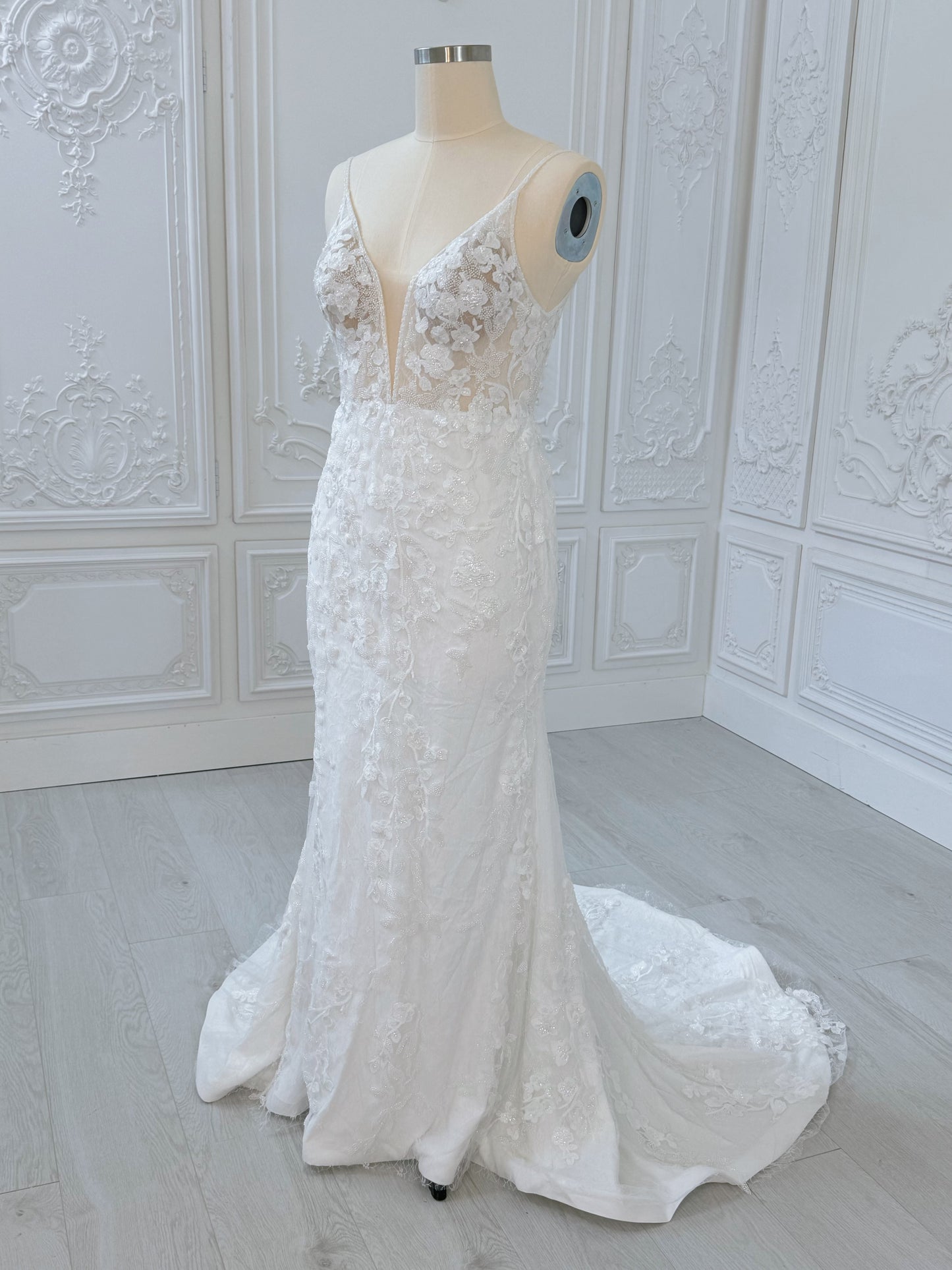 Stock clearance! Bridal size 12! White beading lace spaghetti strap with V-neck and V-back white trumpet style wedding dress