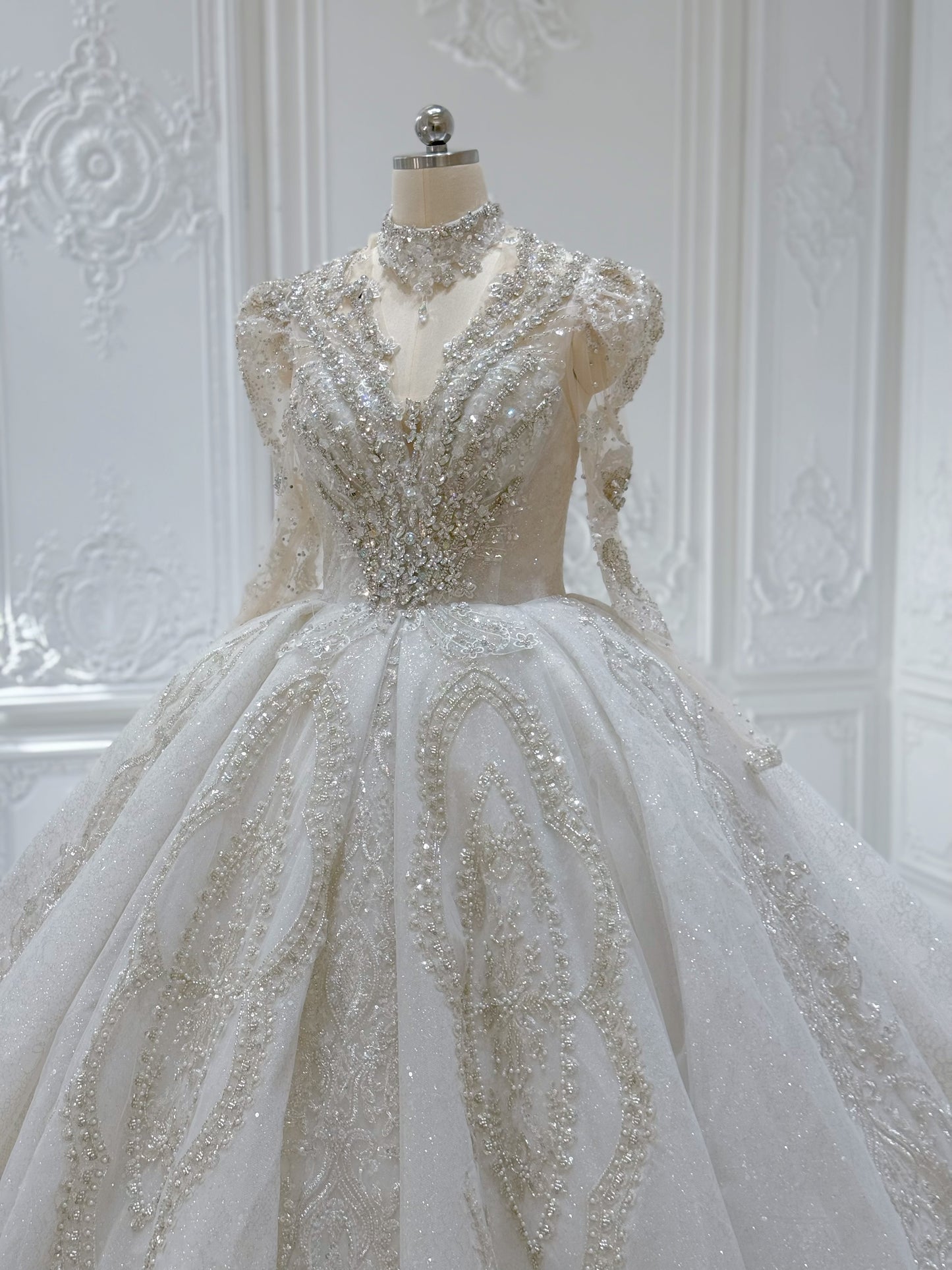 Stock Clearance! Bridal size 10! Luxury crystal beaded with beading lace long sleeve Victorian royal wedding dress with detachable neckpiece