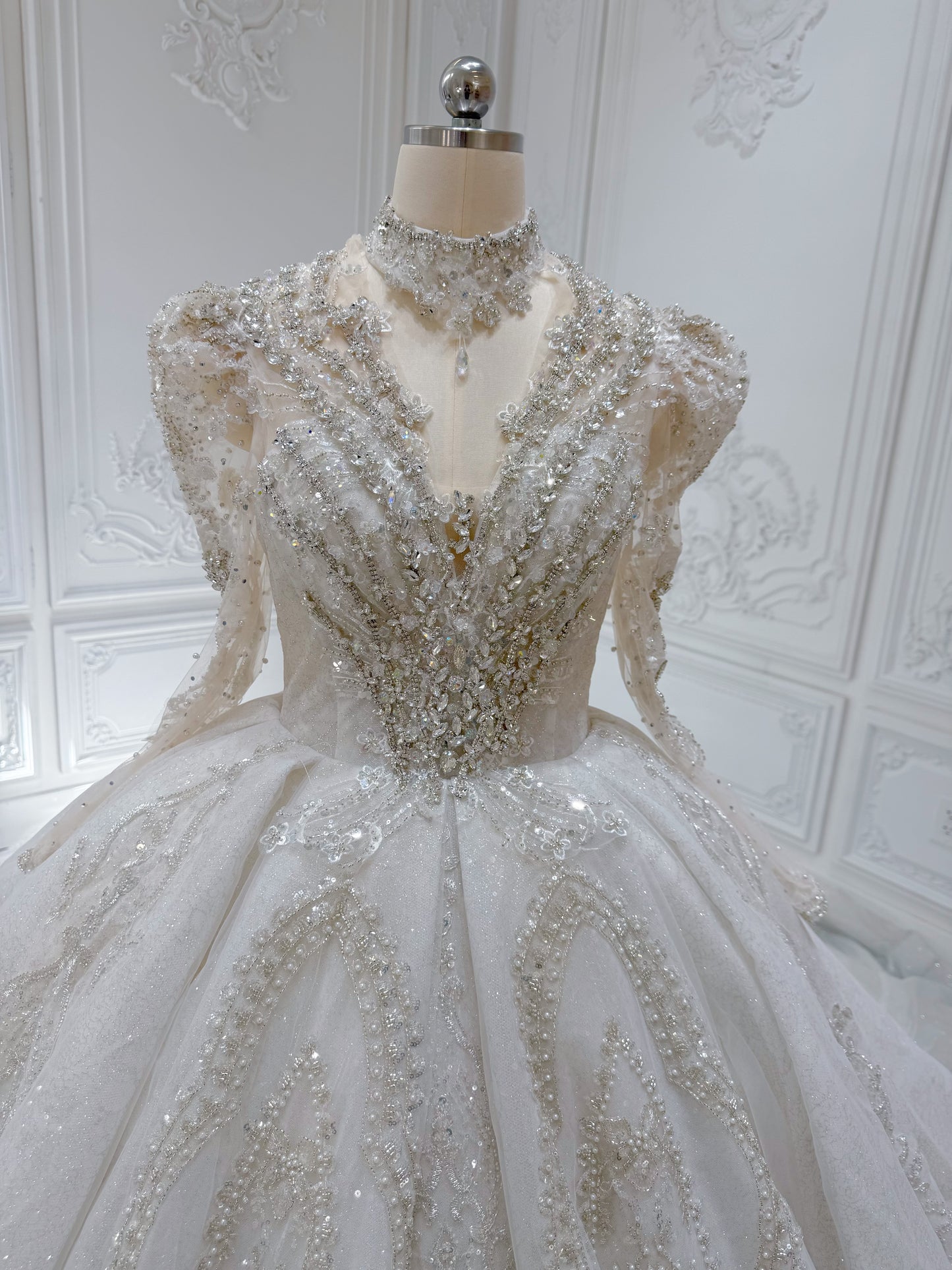 Stock Clearance! Bridal size 10! Luxury crystal beaded with beading lace long sleeve Victorian royal wedding dress with detachable neckpiece