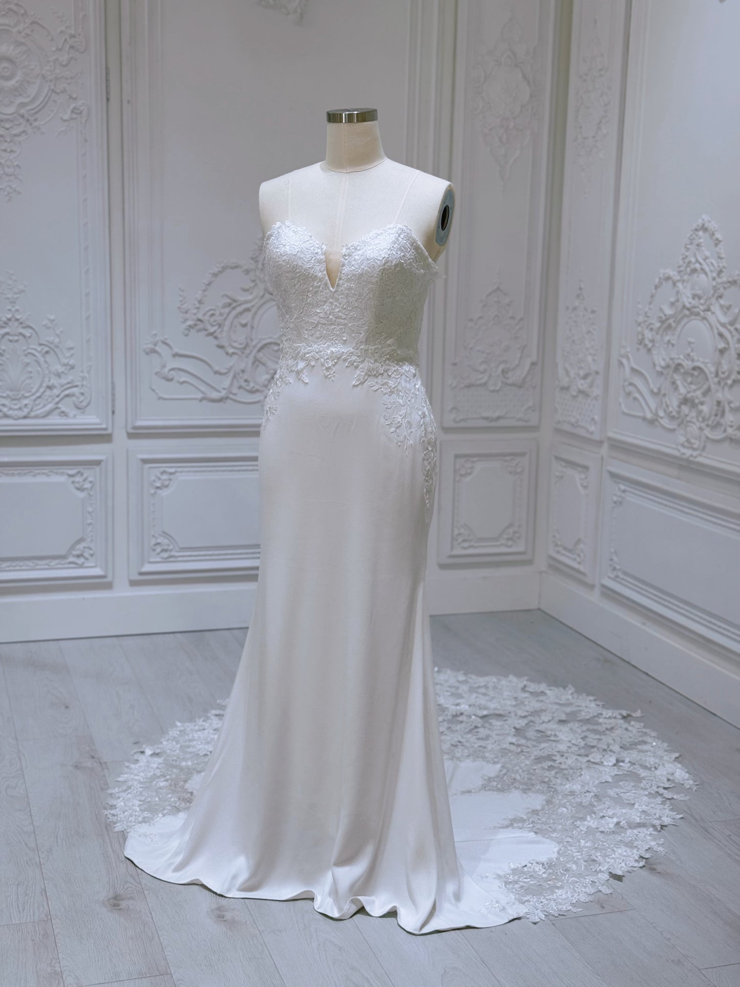 Stock clearance! White Strapless with V-neck crepe fabric with lace embroidered mermaid wedding dress