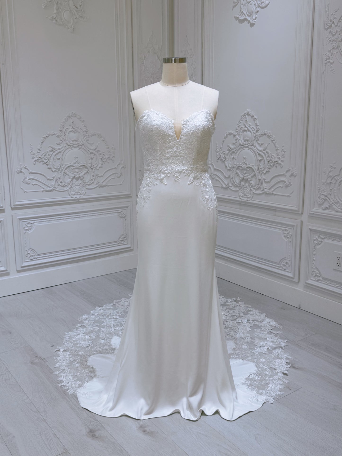 Stock clearance! White Strapless with V-neck crepe fabric with lace embroidered mermaid wedding dress