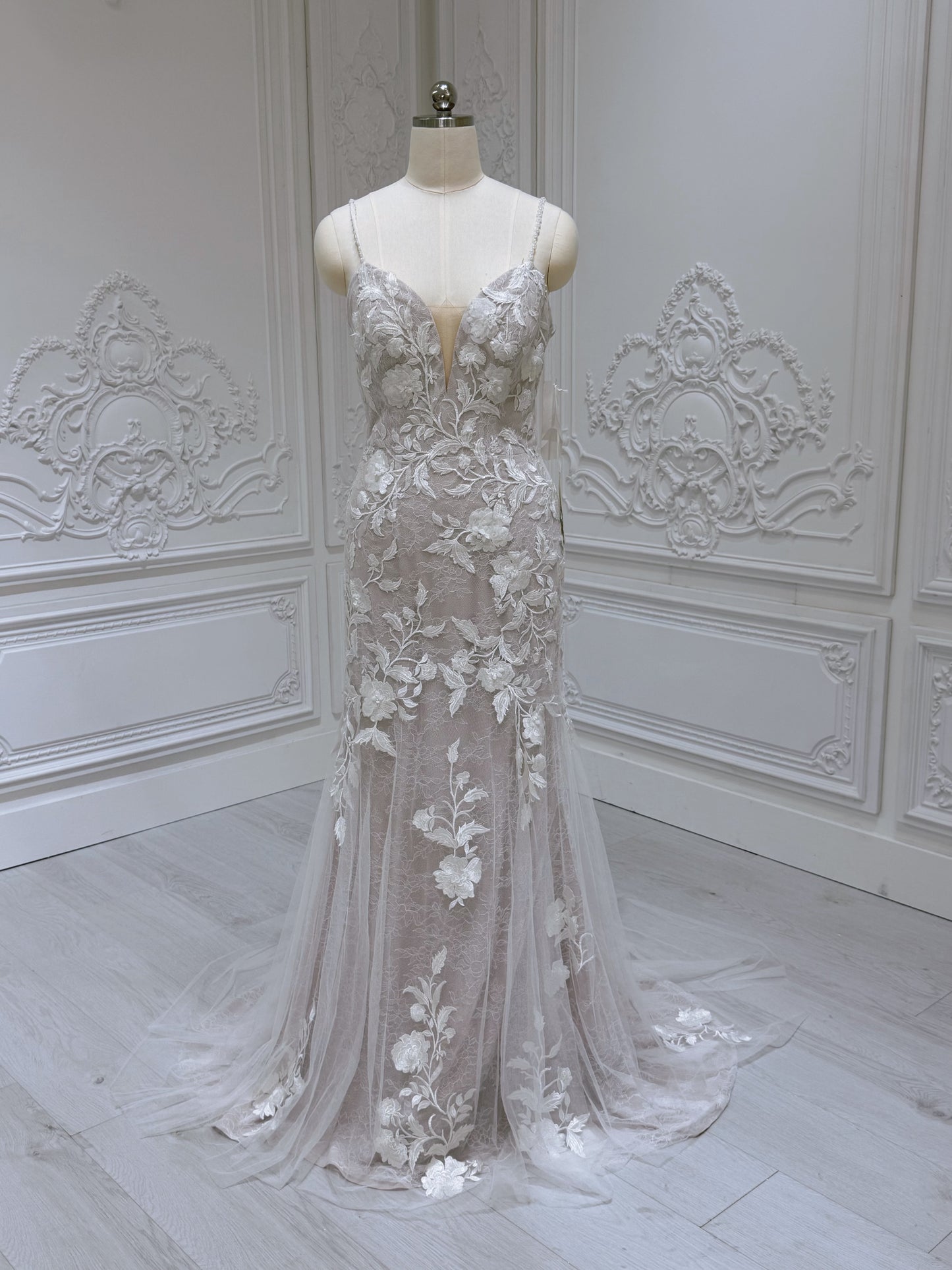 Stock clearance! Bridal size 8. Ivory lace mermaid wedding dress