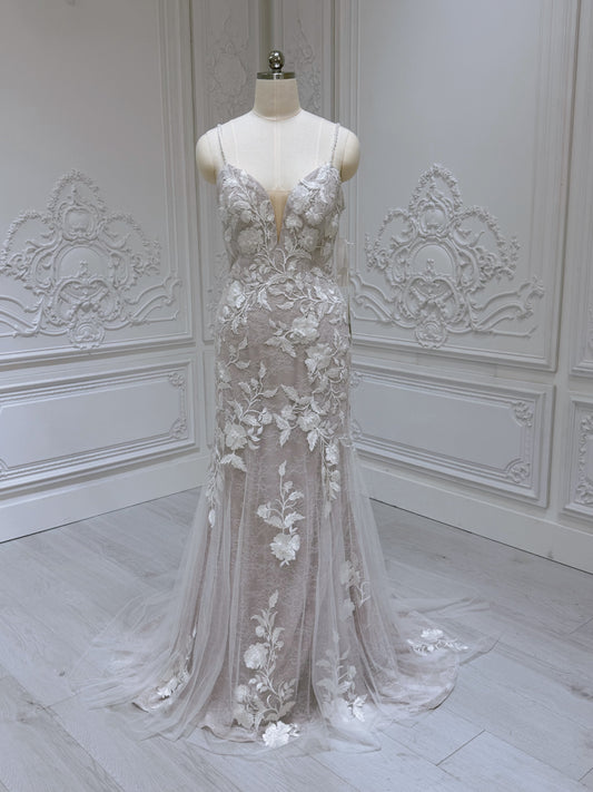 Stock clearance! Bridal size 8. Ivory lace mermaid wedding dress