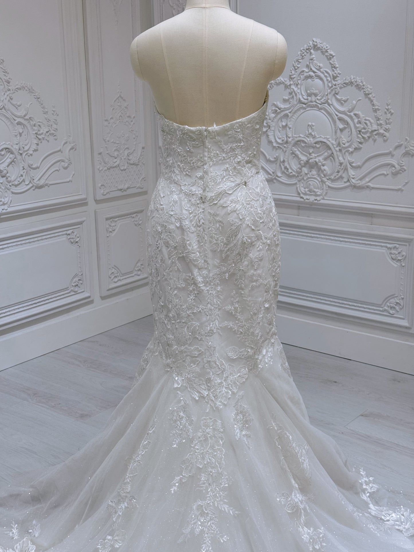 Stock Clearance! Bridal size 8. Off white lace embroidered mermaid wedding dress