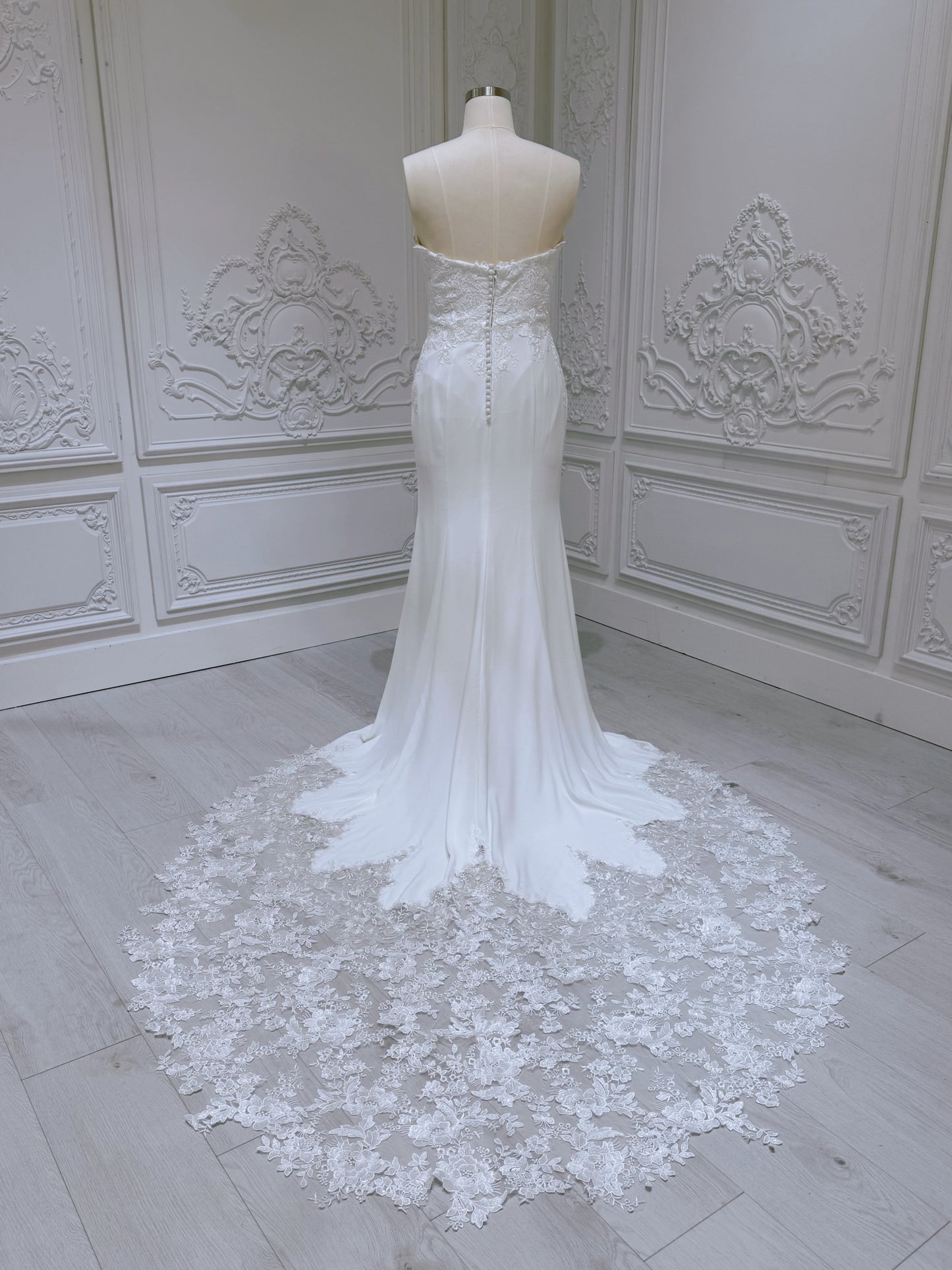 Stock clearance! White Strapless with V-neck crepe fabric with lace embroidered mermaid wedding dress