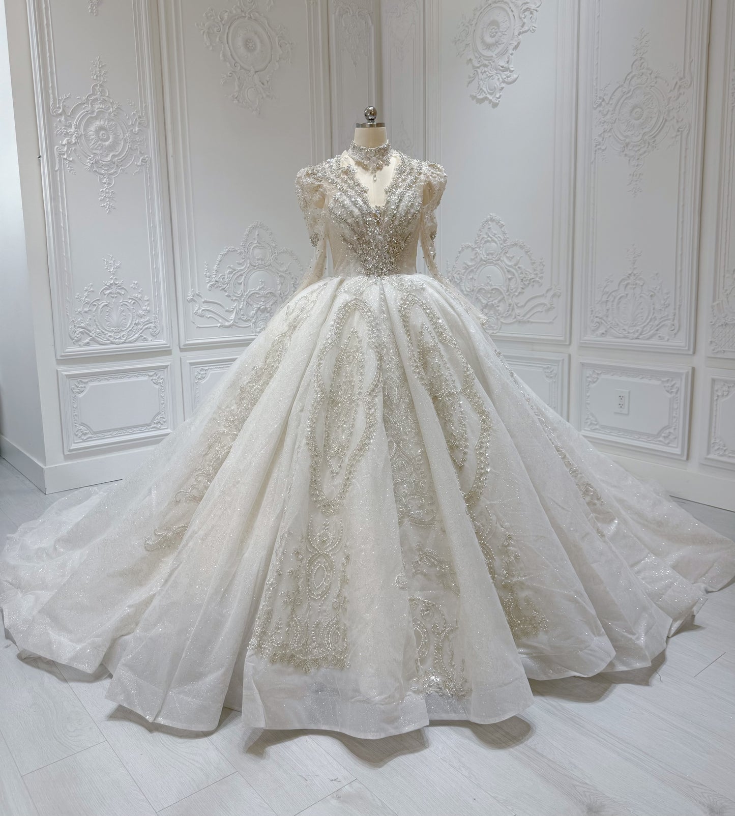 Stock Clearance! Bridal size 10! Luxury crystal beaded with beading lace long sleeve Victorian royal wedding dress with detachable neckpiece