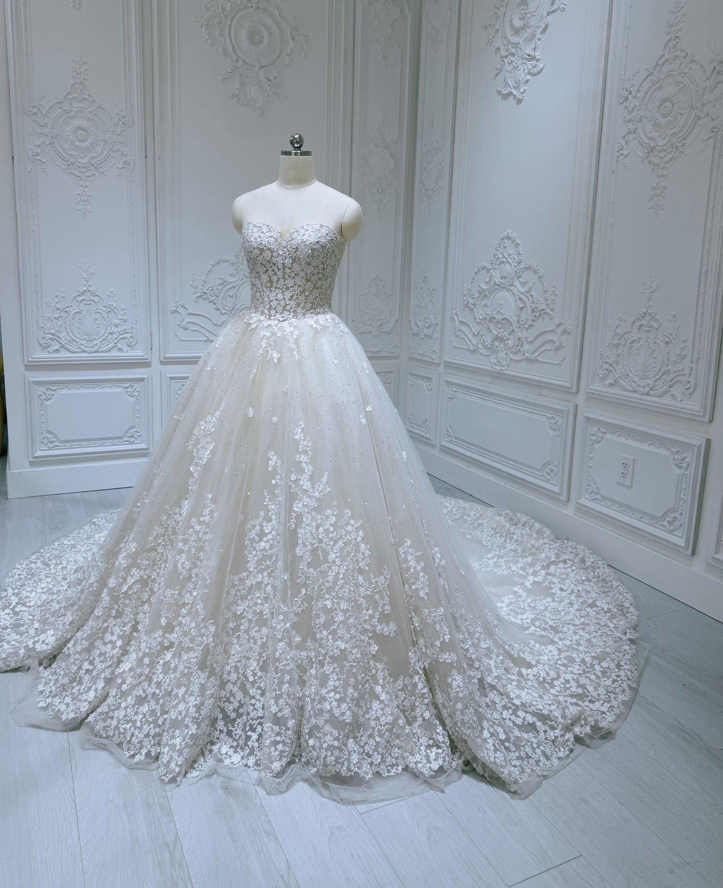 Stock clearance! Bridal size 6! Strapless ivory 3D floral Aline style fairy wedding dress