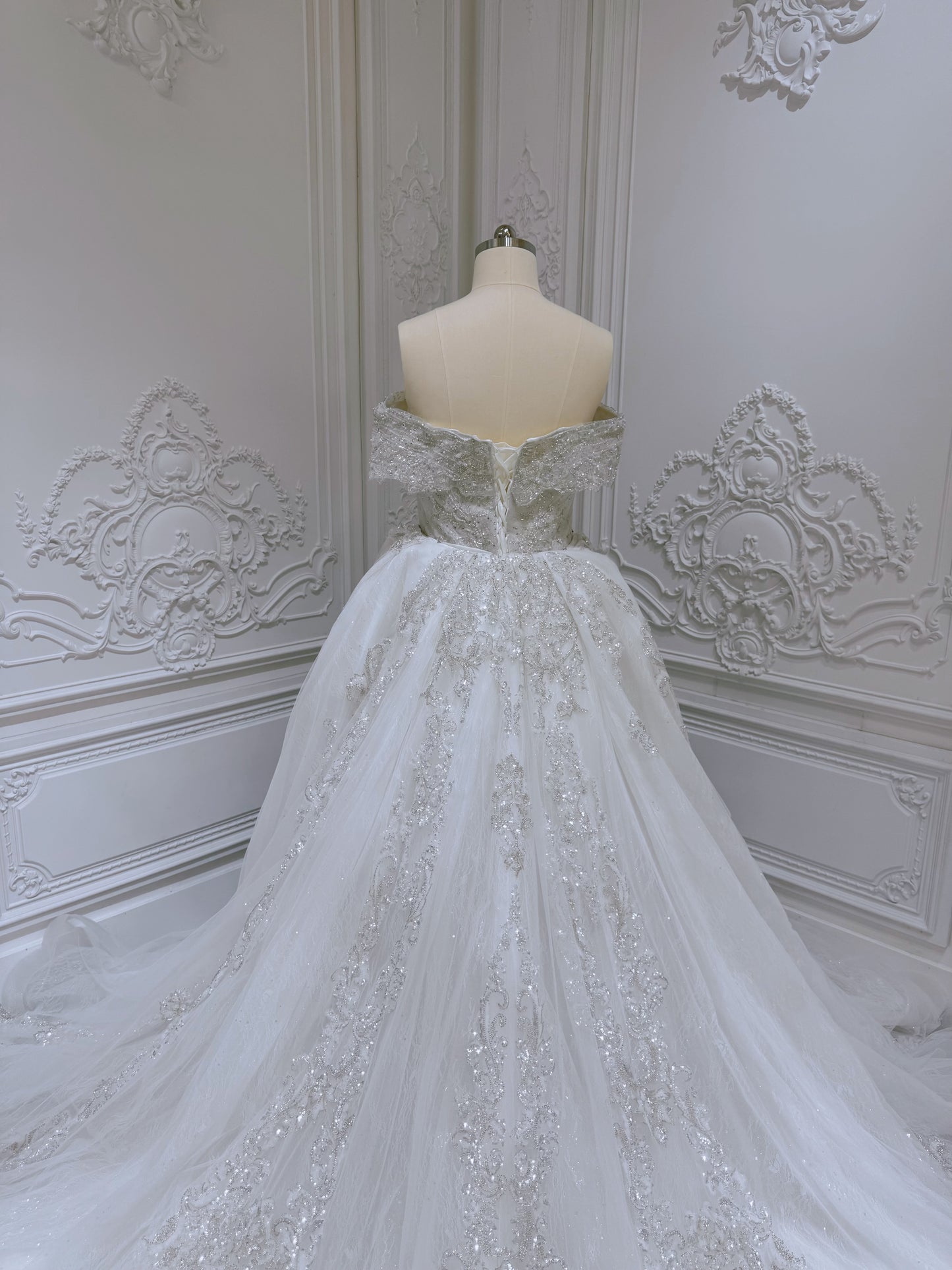 Stock clearance! Bridal size 16! Off white 2 in 1 look feather mermaid wedding dress with detachable skirt.