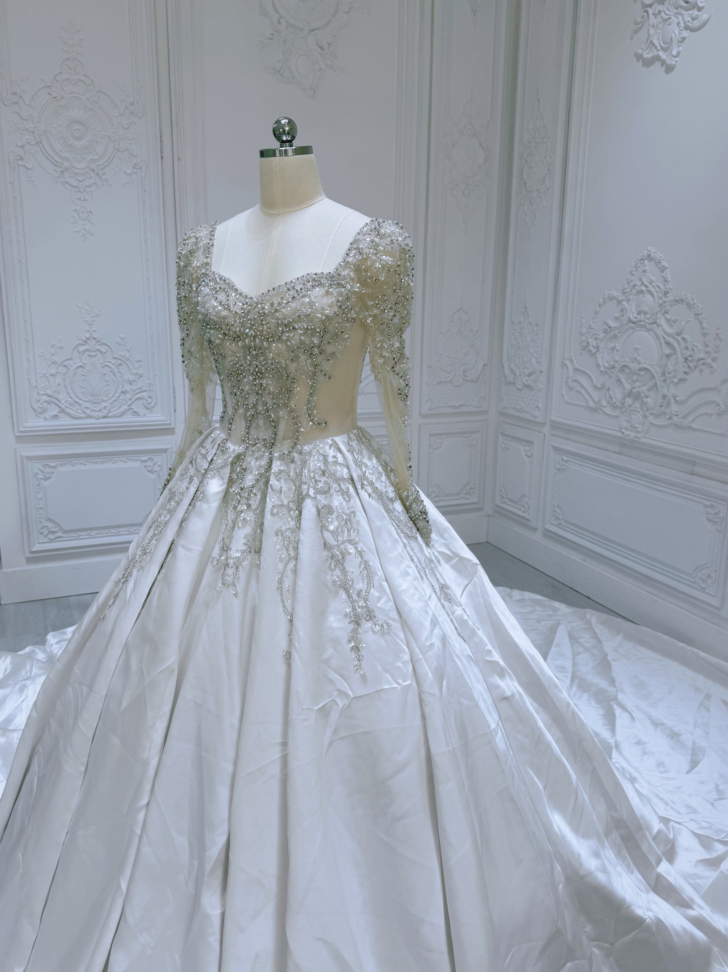 Stock Clearance! Bridal size 6! Beading lace long sleeve satin ballgown wedding dress