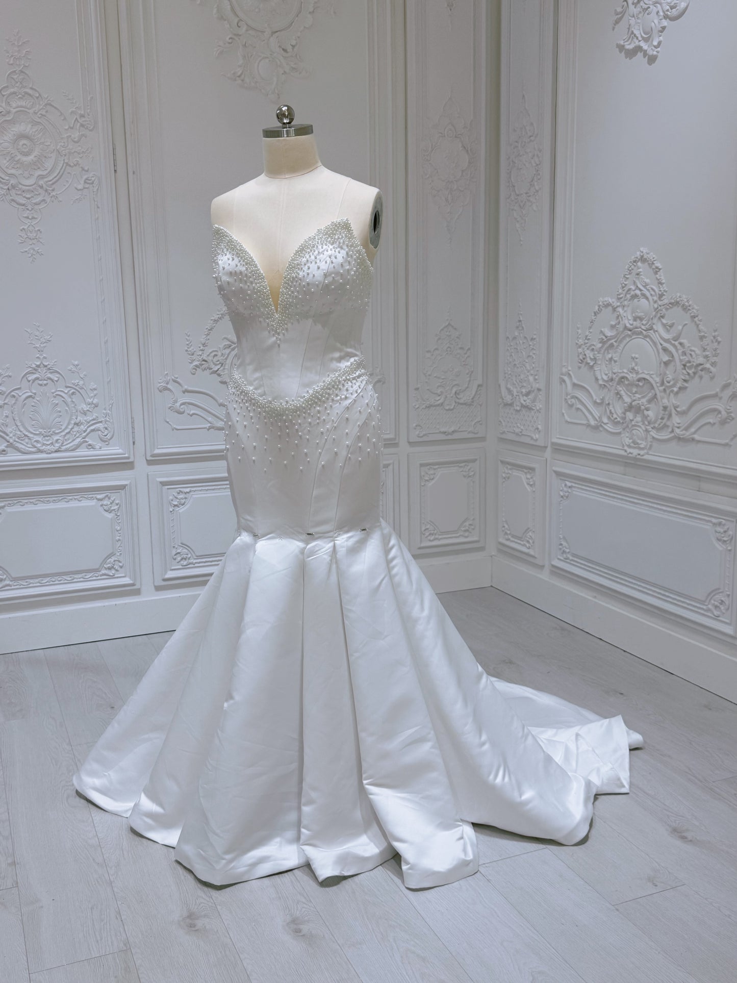 Stock clearance! Bridal size 14! White satin with pearl beaded strapless DeepV mermaid wedding dress