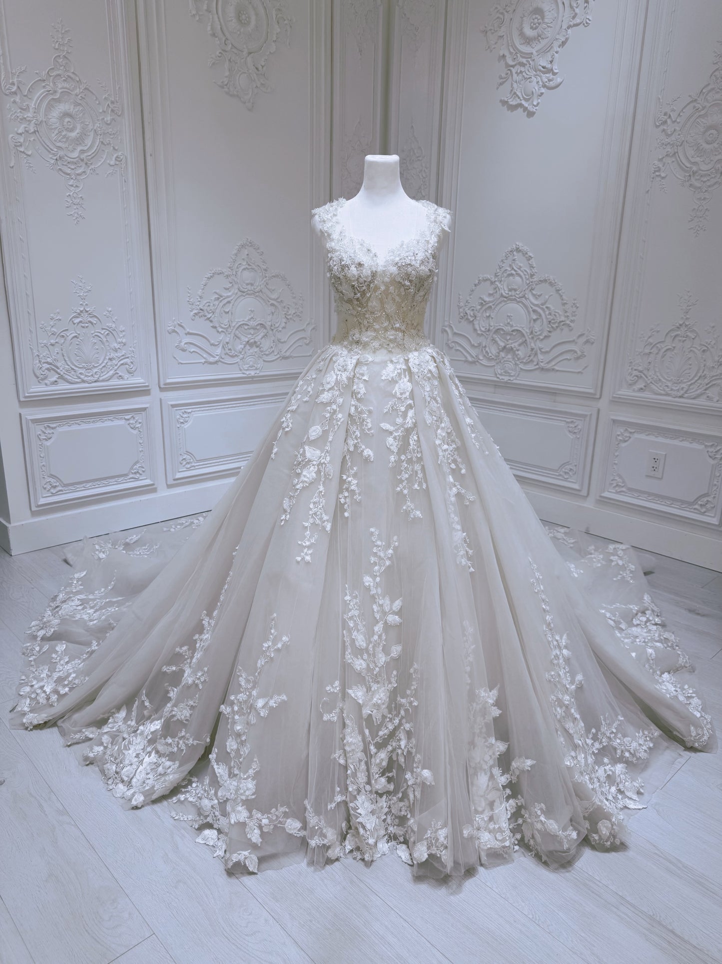 Stock clearance! Luxury beading 3D floral Ivory Aline wedding dress