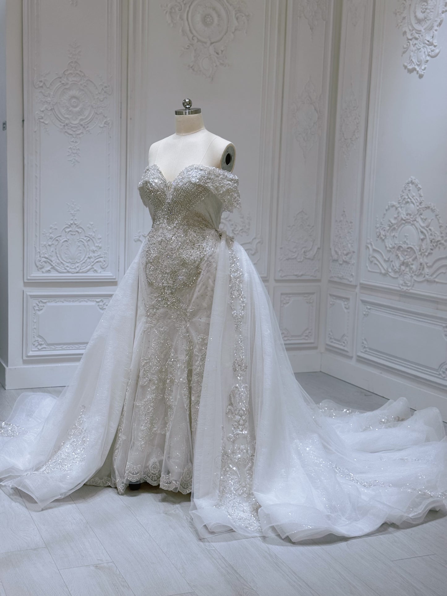 Stock clearance! Bridal size 16! Off white 2 in 1 look feather mermaid wedding dress with detachable skirt.