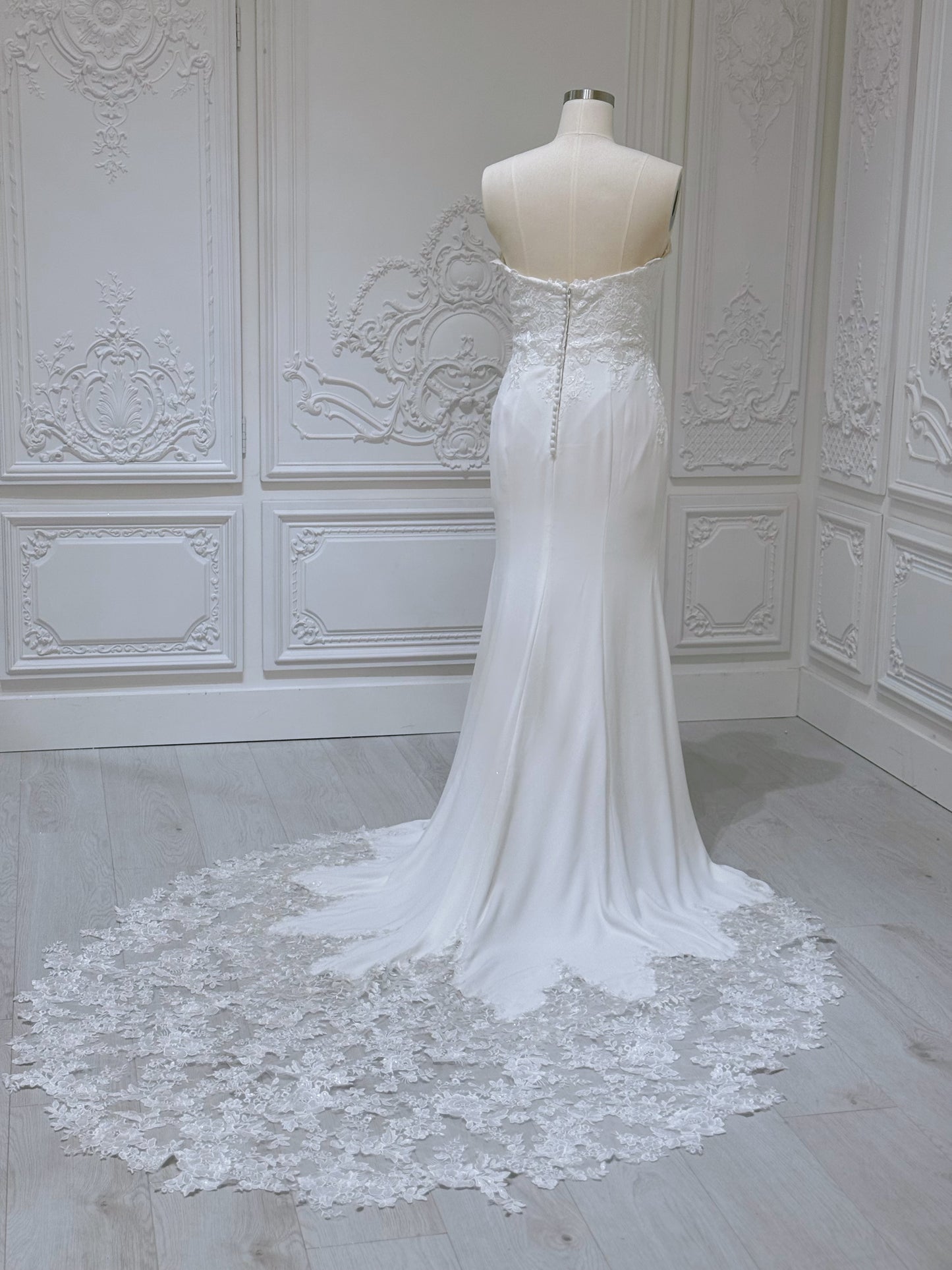 Stock clearance! White Strapless with V-neck crepe fabric with lace embroidered mermaid wedding dress