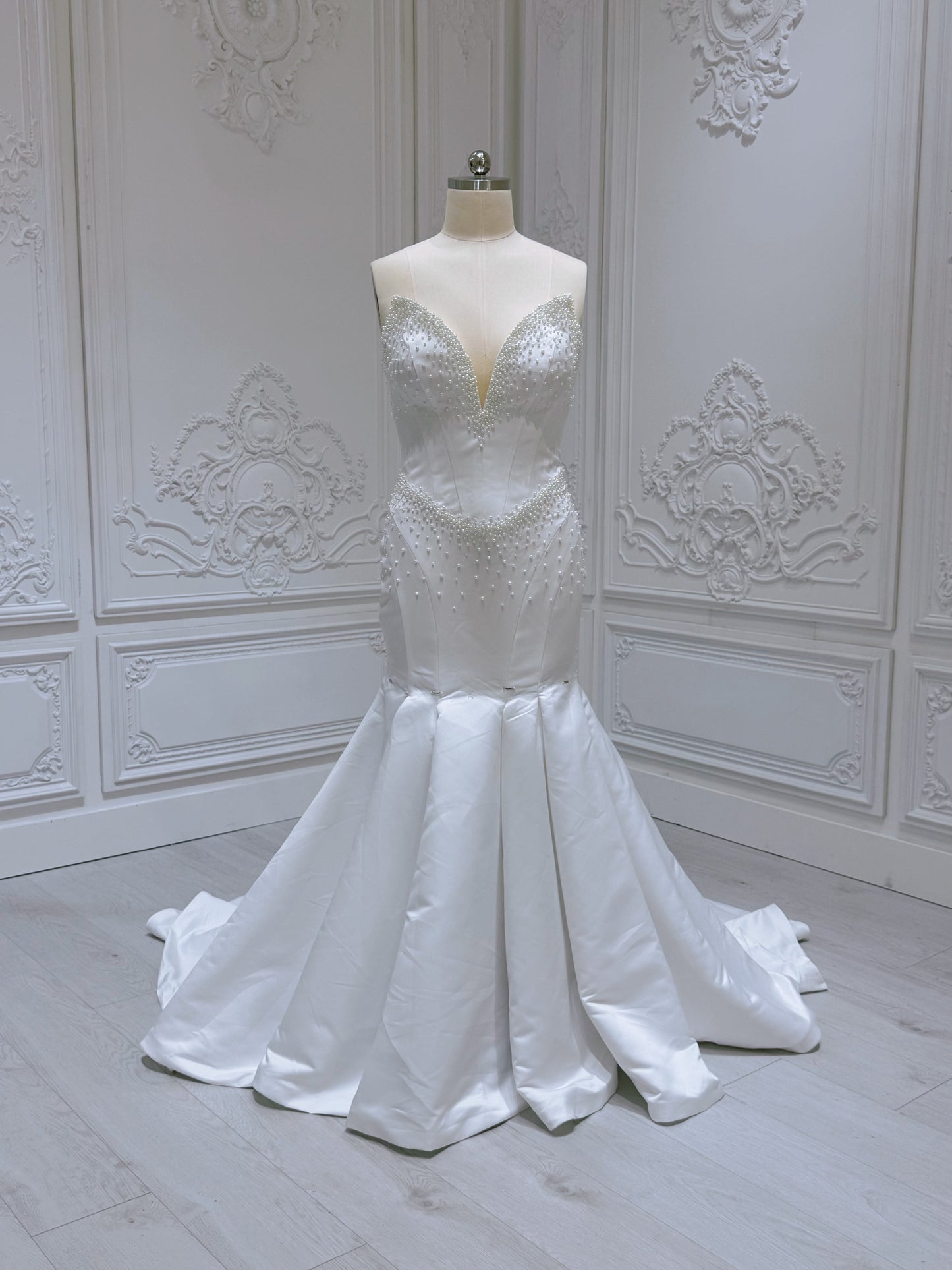 Stock clearance! Bridal size 14! White satin with pearl beaded strapless DeepV mermaid wedding dress