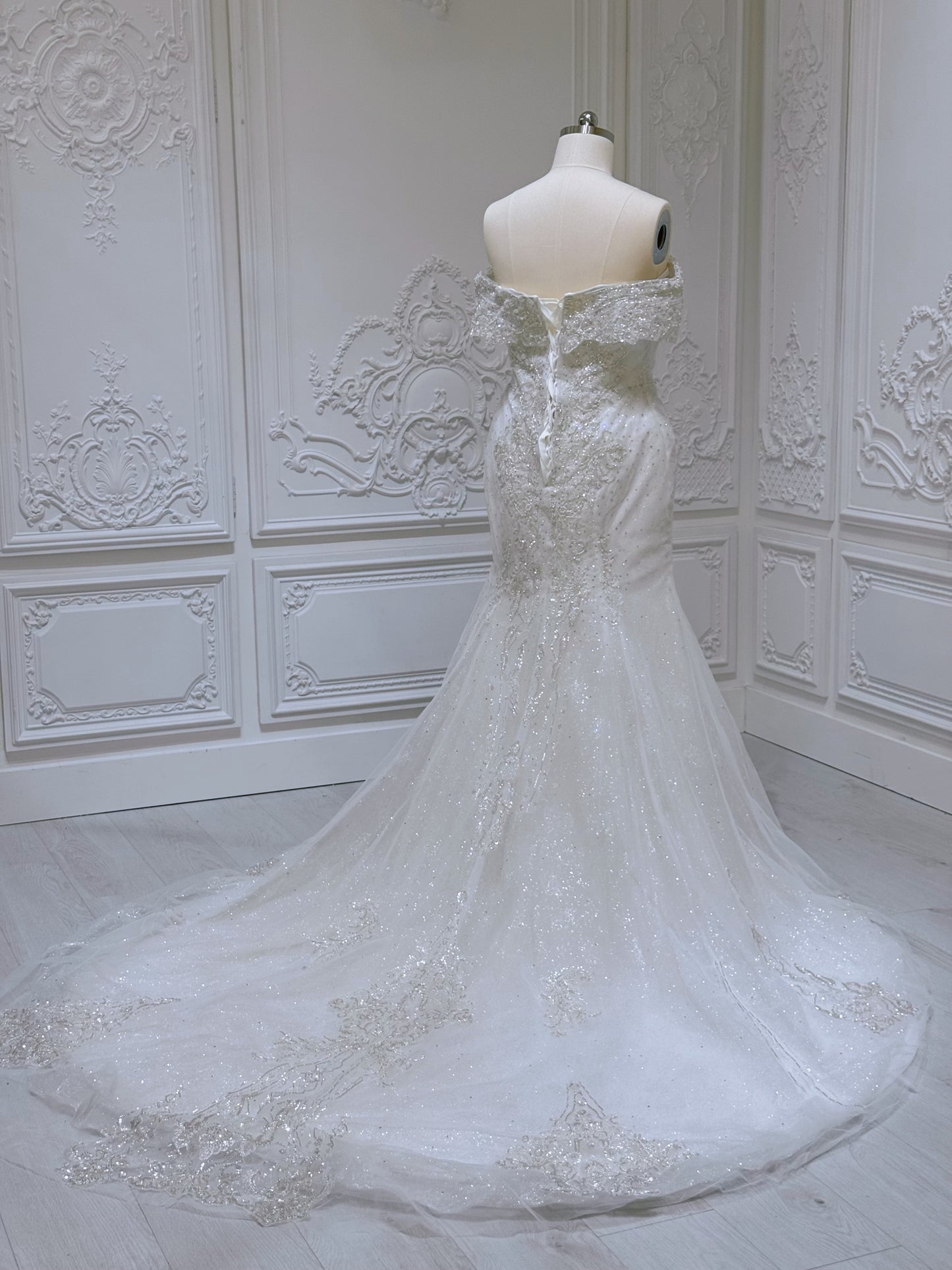 Stock clearance! Bridal size 16. Off white feather with beading lace bling mermaid wedding dress