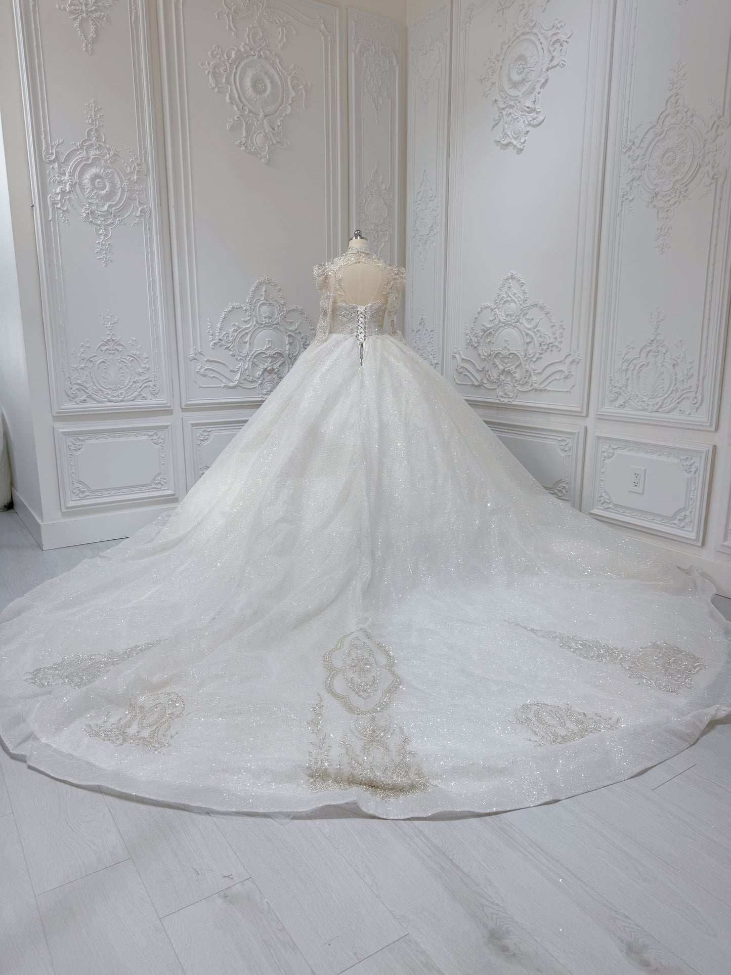 Stock Clearance! Bridal size 10! Luxury crystal beaded with beading lace long sleeve Victorian royal wedding dress with detachable neckpiece