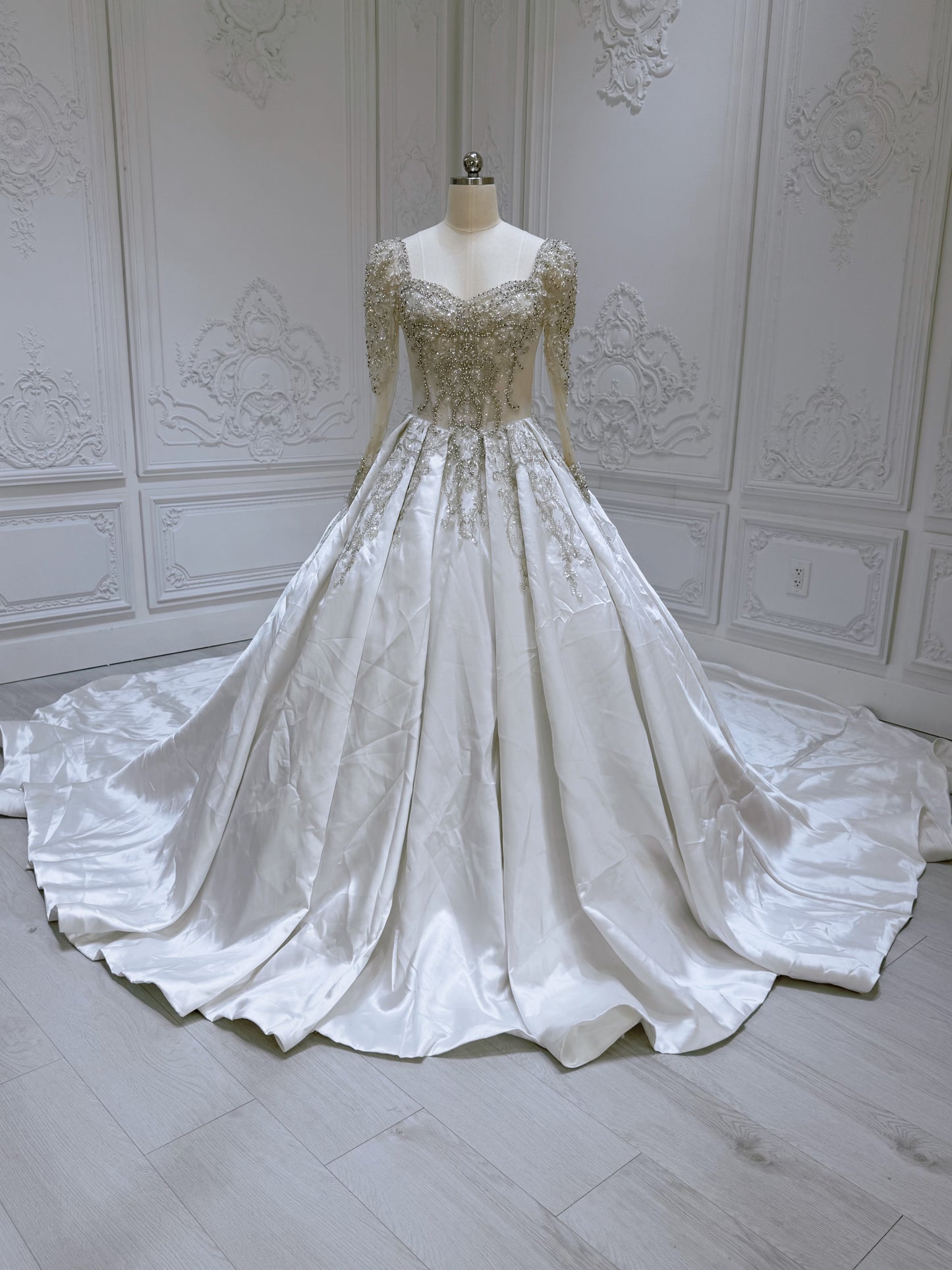 Stock Clearance! Bridal size 6! Beading lace long sleeve satin ballgown wedding dress