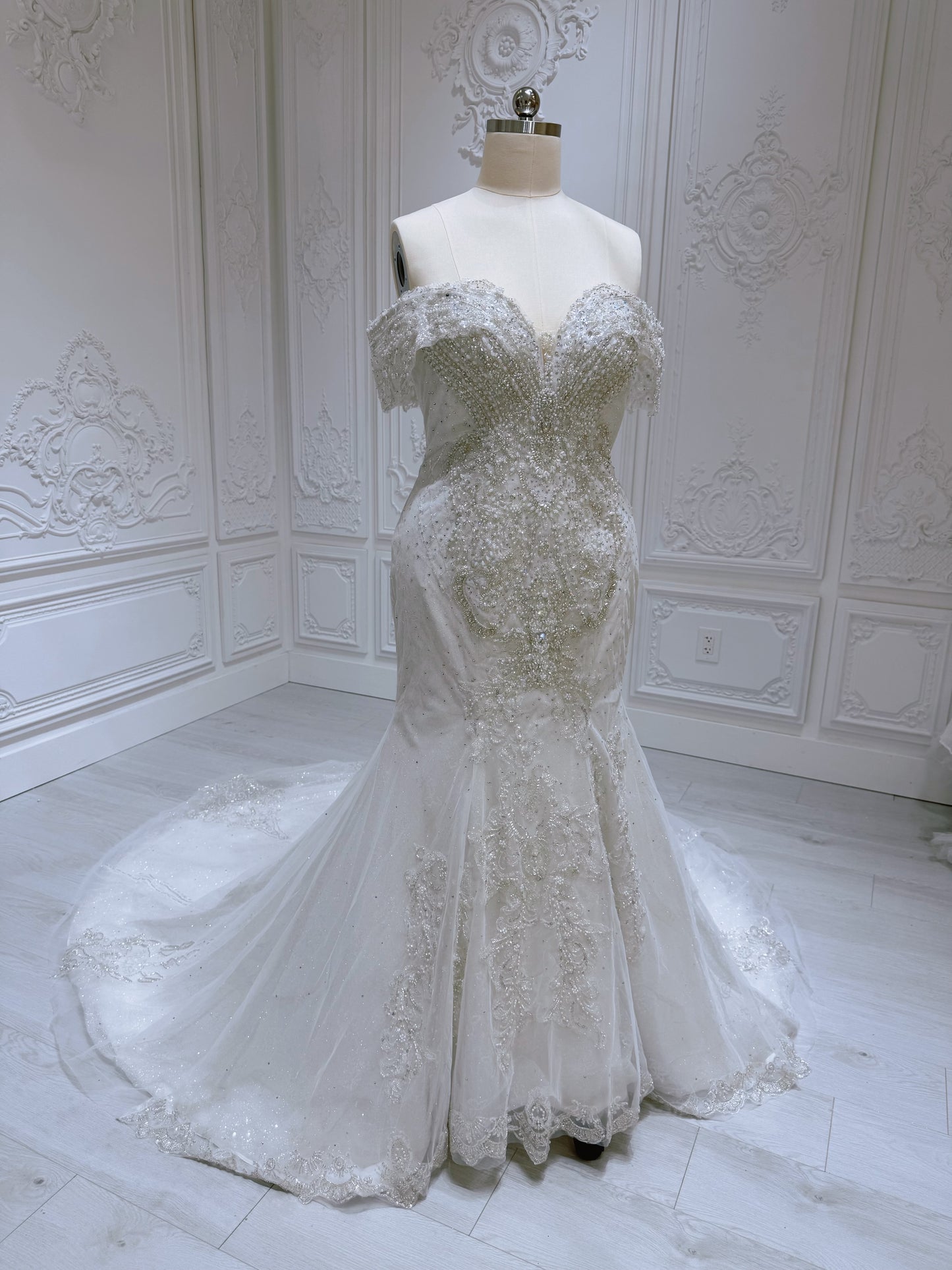 Stock clearance! Bridal size 16. Off white feather with beading lace bling mermaid wedding dress