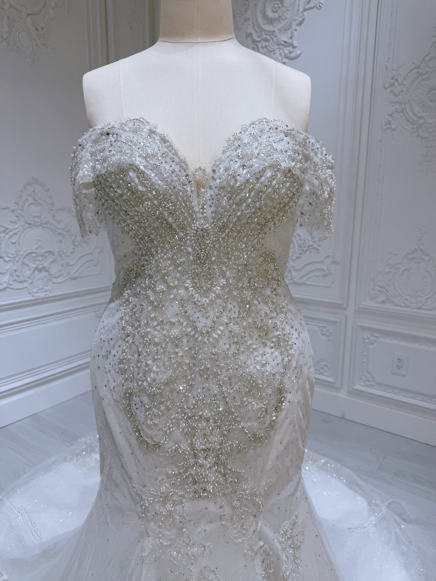 Stock clearance! Bridal size 16. Off white feather with beading lace bling mermaid wedding dress