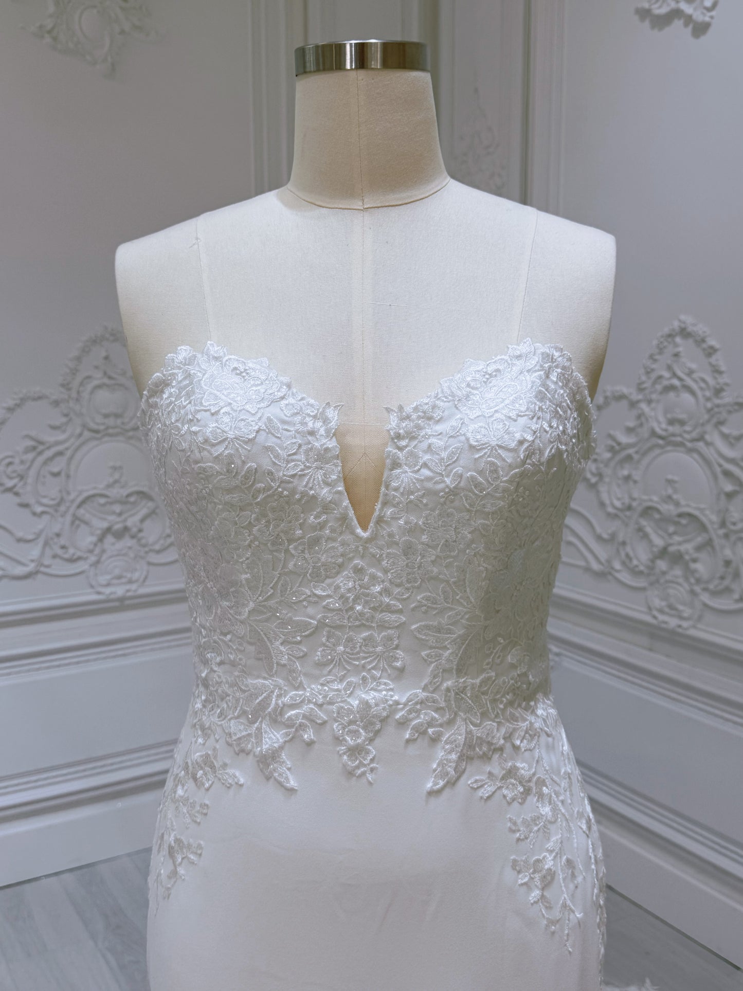 Stock clearance! White Strapless with V-neck crepe fabric with lace embroidered mermaid wedding dress
