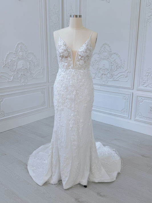 Stock clearance! Bridal size 12! White beading lace spaghetti strap with V-neck and V-back white trumpet style wedding dress