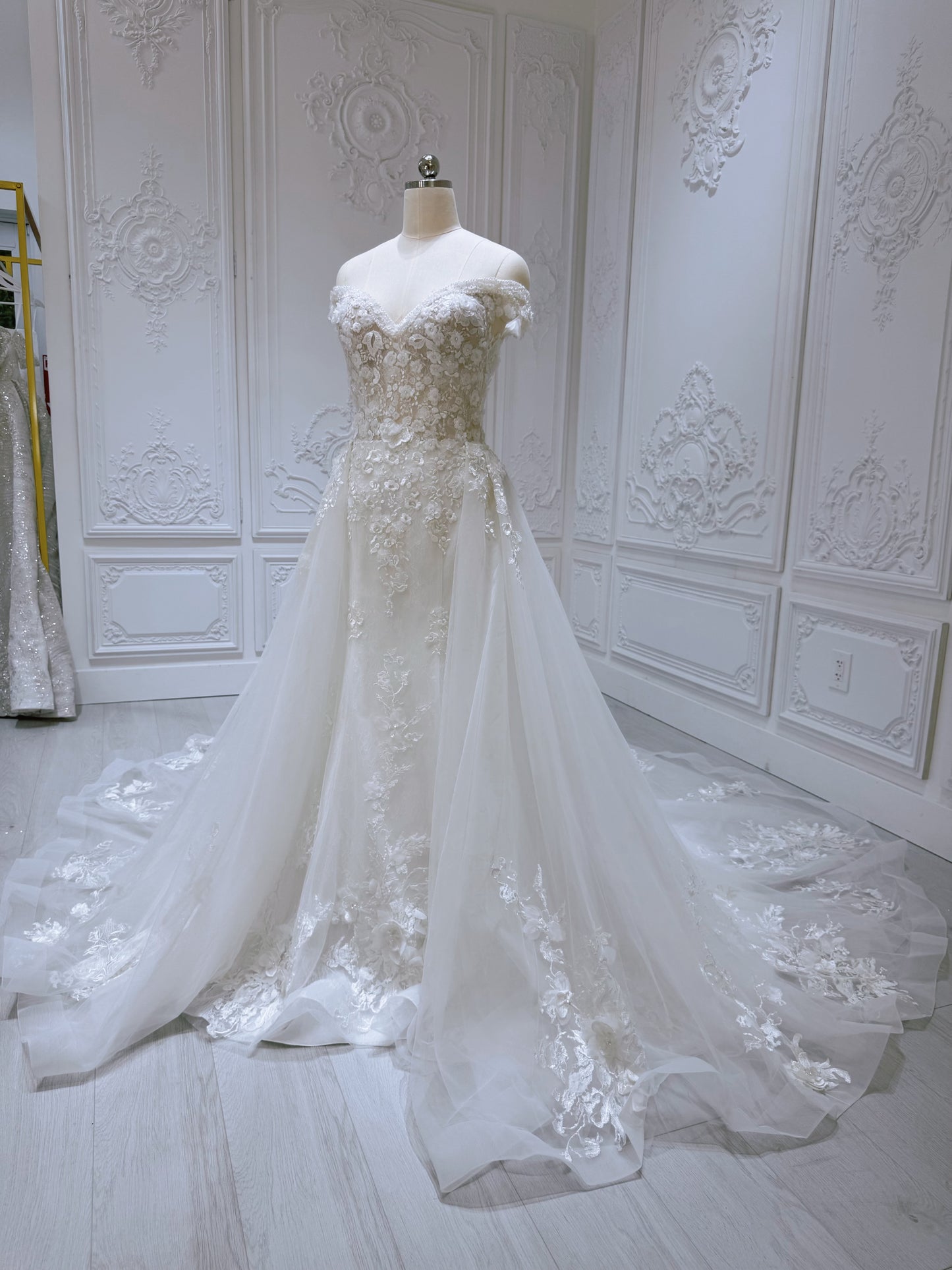 Stock clearance! Bridal size 10! White off the shoulder floral mermaid wedding dress with skirt