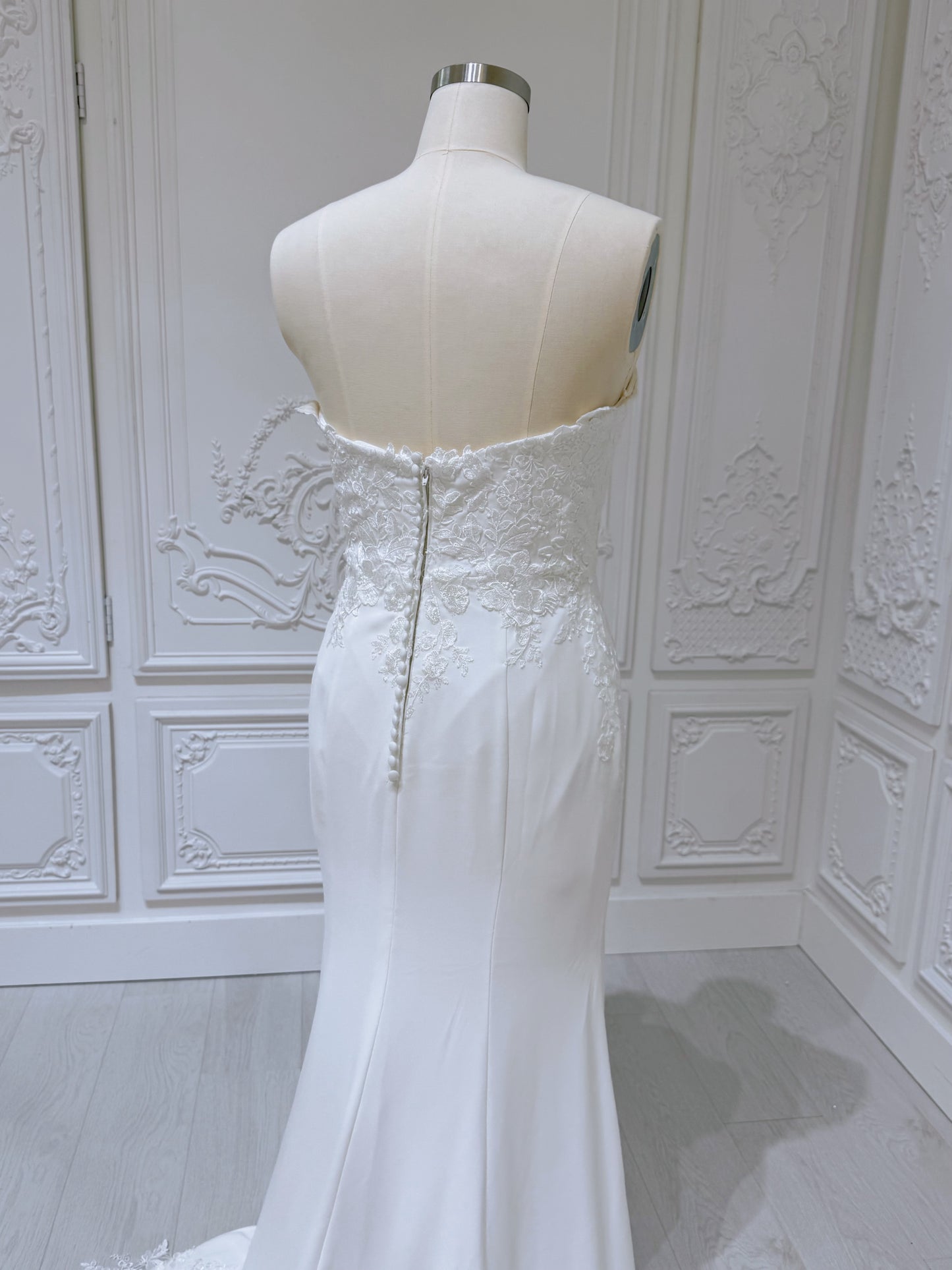Stock clearance! White Strapless with V-neck crepe fabric with lace embroidered mermaid wedding dress