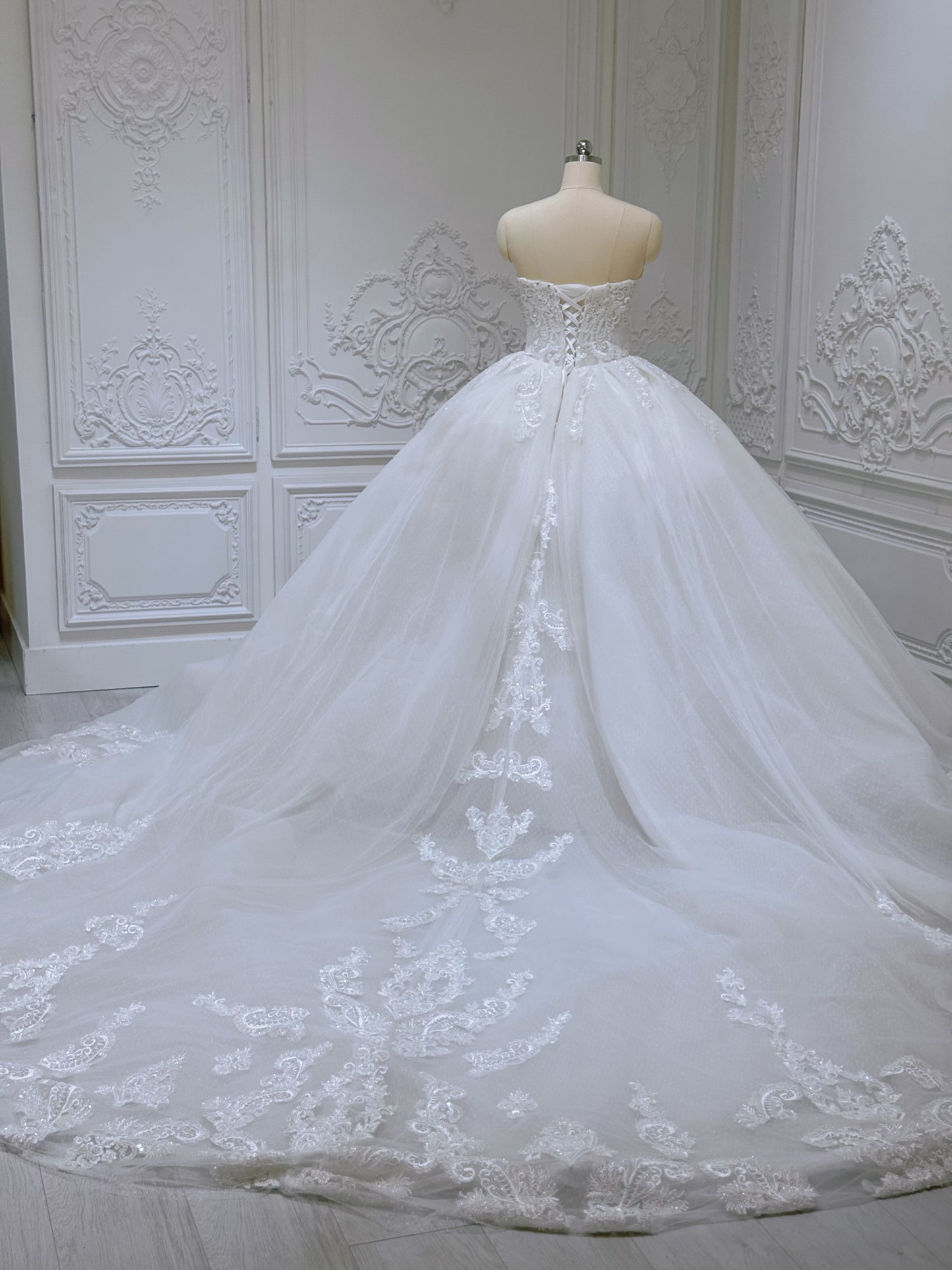 TBC-B032 Stock of off white lace embroidered strapless ballgown royal wedding dress