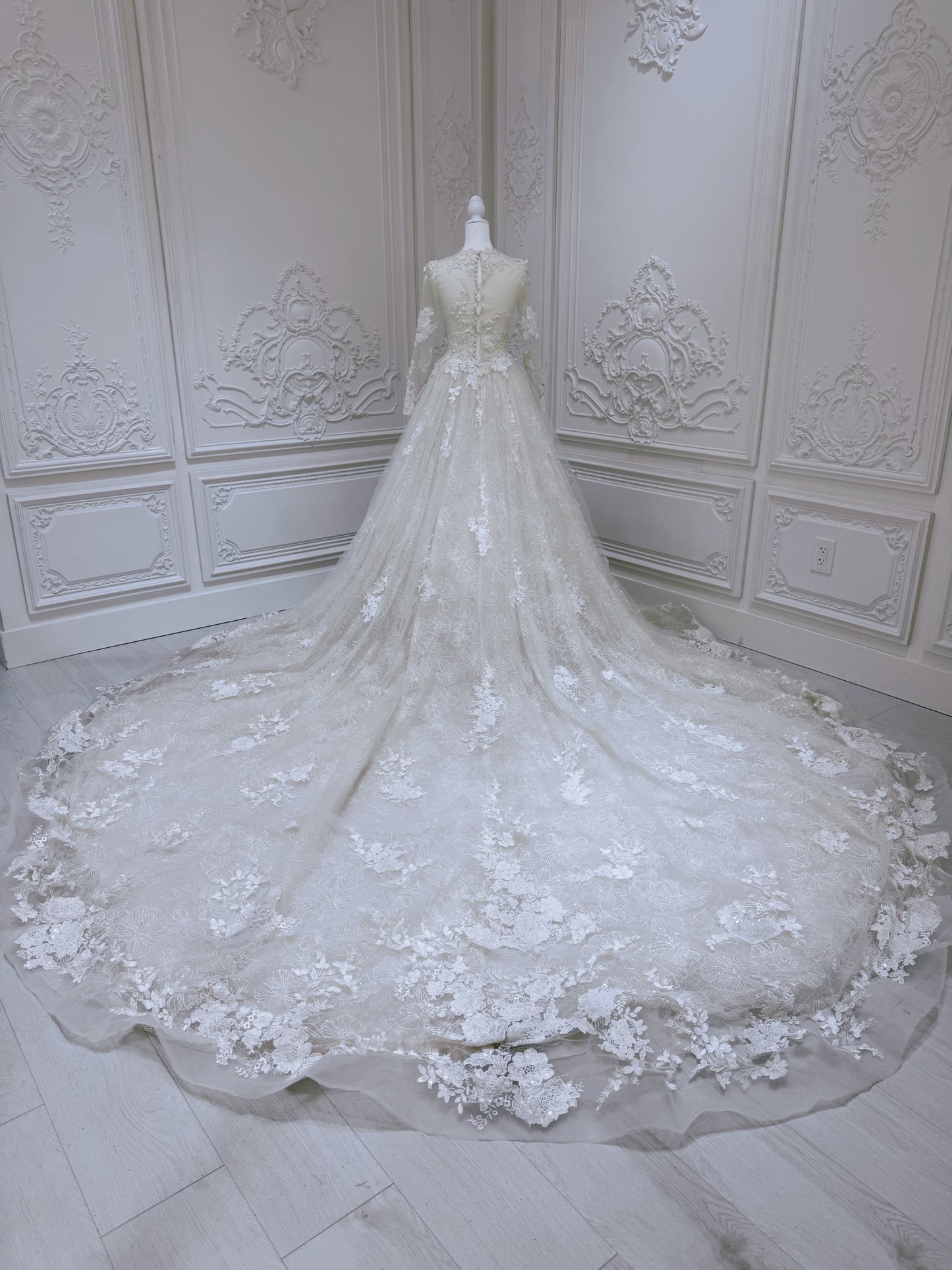 Stock clearance floor sample! Size 2. Ivory long sleeve lace Aline wedding dress