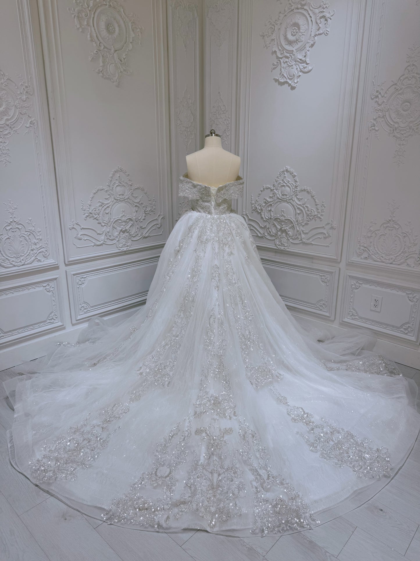Stock clearance! Bridal size 16! Off white 2 in 1 look feather mermaid wedding dress with detachable skirt.