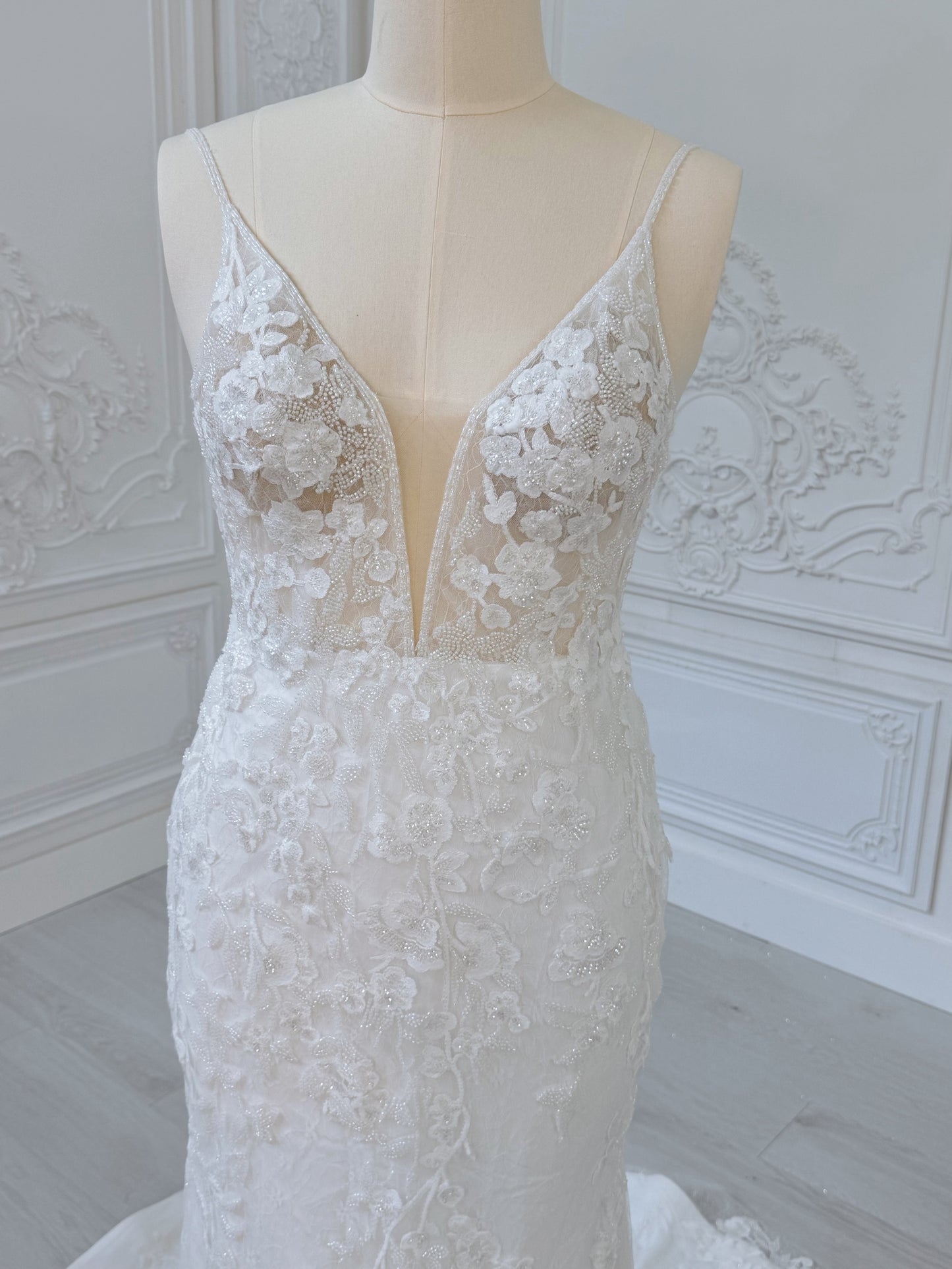 Stock clearance! Bridal size 12! White beading lace spaghetti strap with V-neck and V-back white trumpet style wedding dress