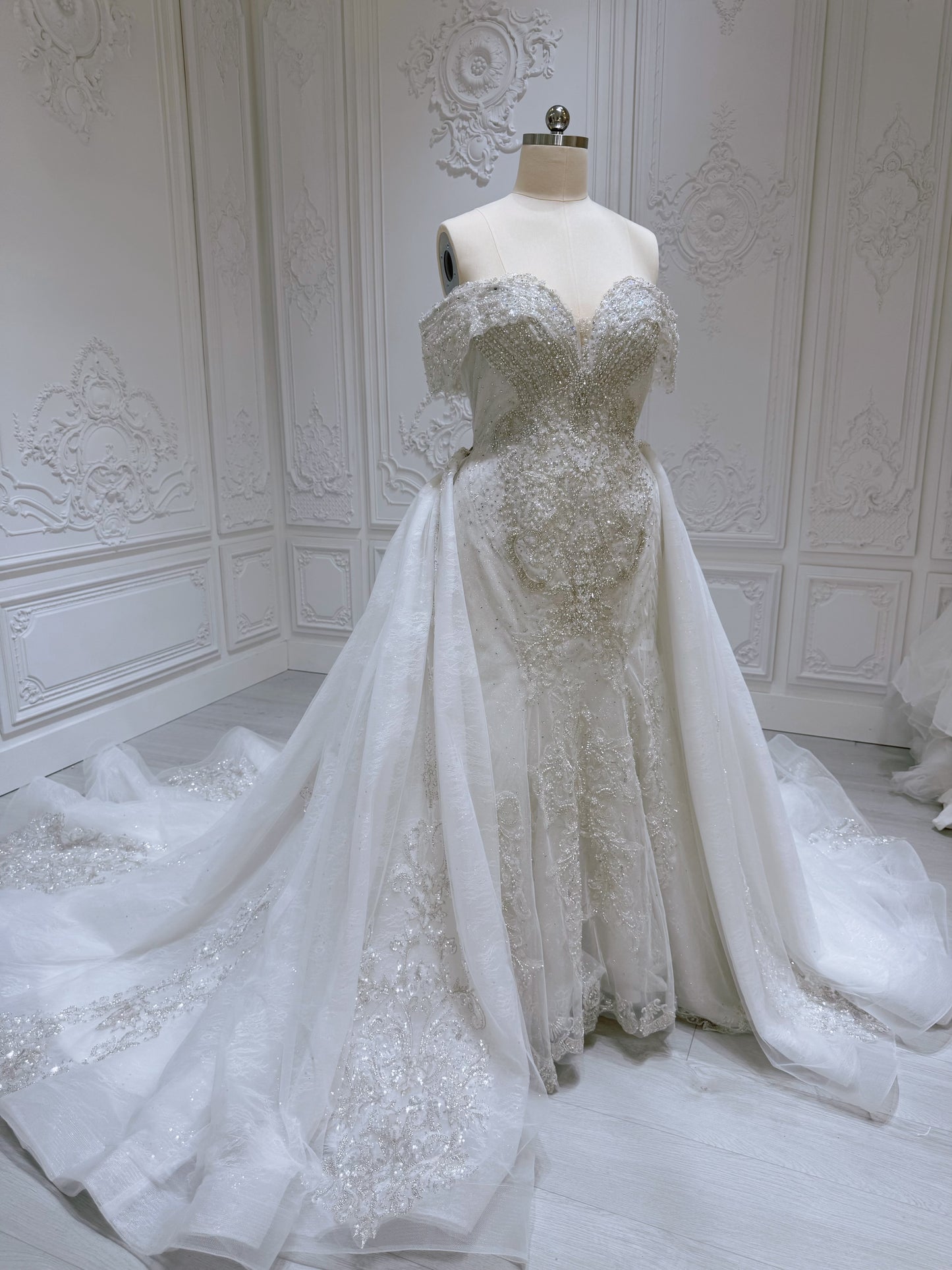 Stock clearance! Bridal size 16! Off white 2 in 1 look feather mermaid wedding dress with detachable skirt.