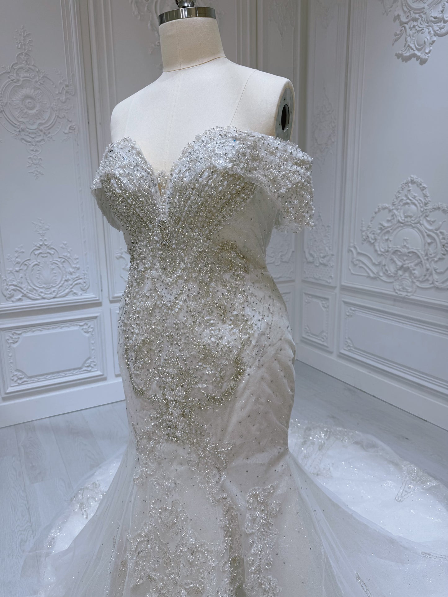 Stock clearance! Bridal size 16. Off white feather with beading lace bling mermaid wedding dress