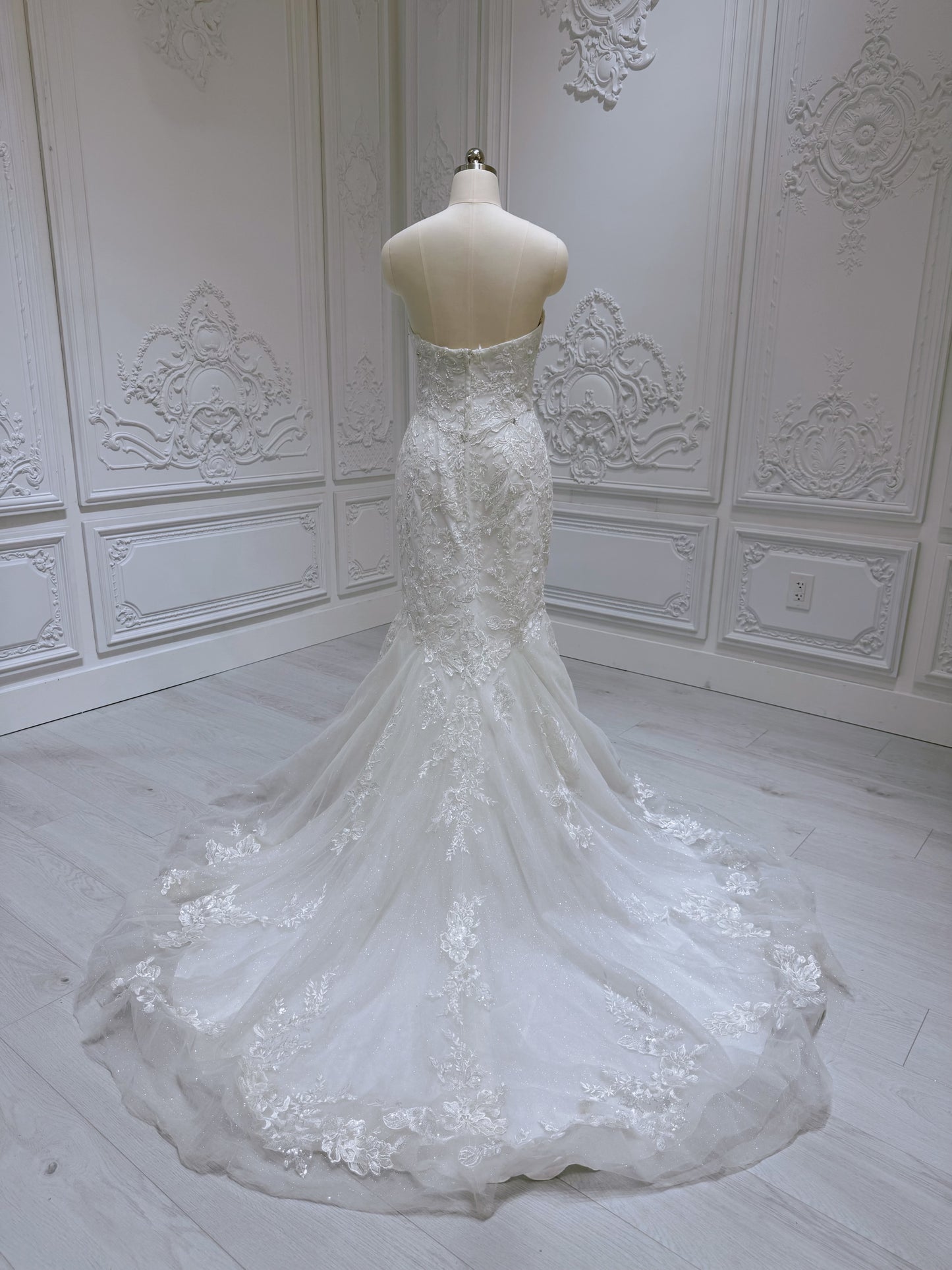 Stock Clearance! Bridal size 8. Off white lace embroidered mermaid wedding dress