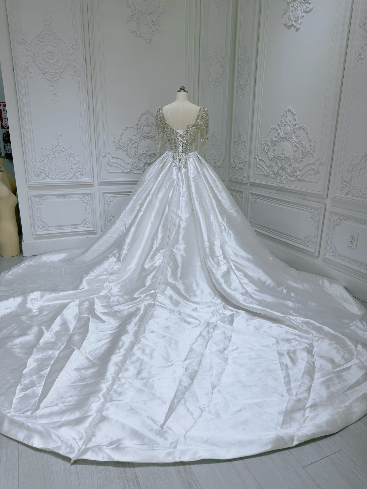 Stock Clearance! Bridal size 6! Beading lace long sleeve satin ballgown wedding dress