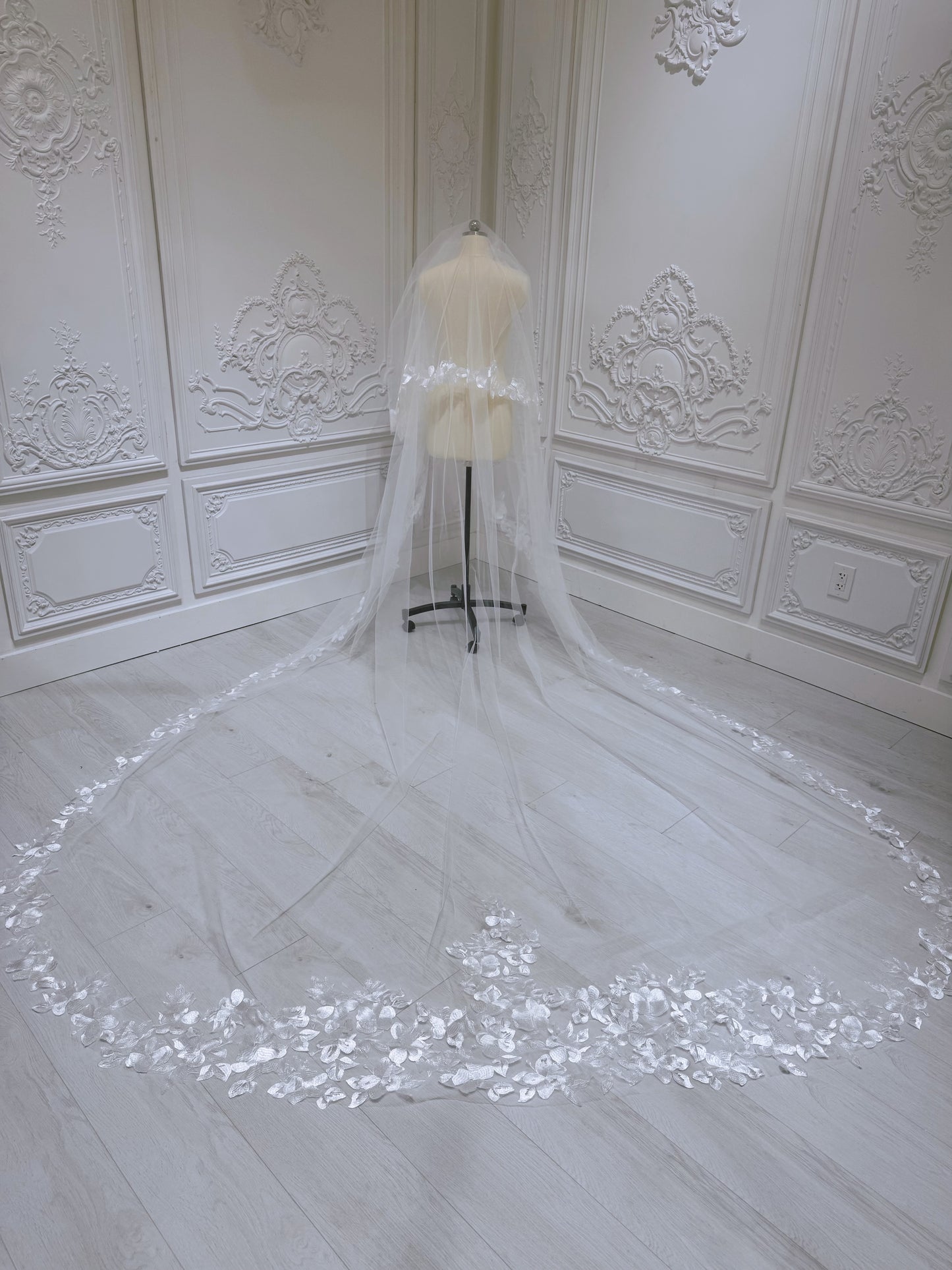 Stock sale of 2 tiers floral lace embroidered long wedding veil with blusher