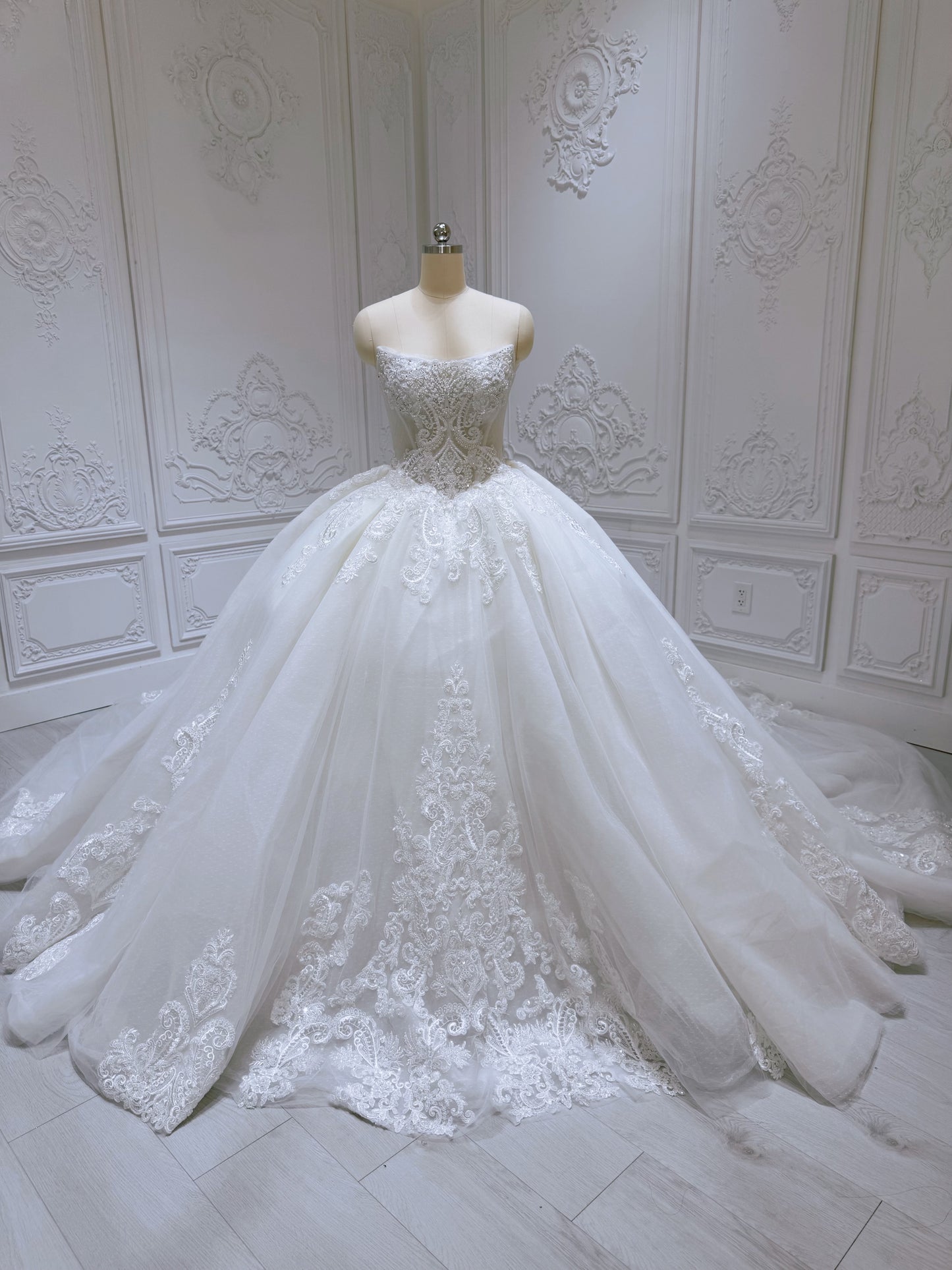 TBC-B032 Stock of off white lace embroidered strapless ballgown royal wedding dress