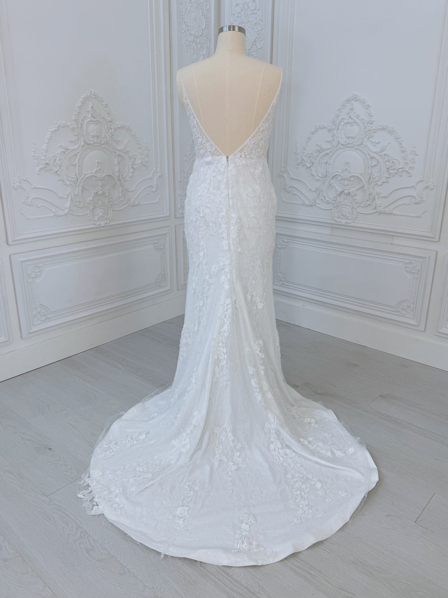 Stock clearance! Bridal size 12! White beading lace spaghetti strap with V-neck and V-back white trumpet style wedding dress