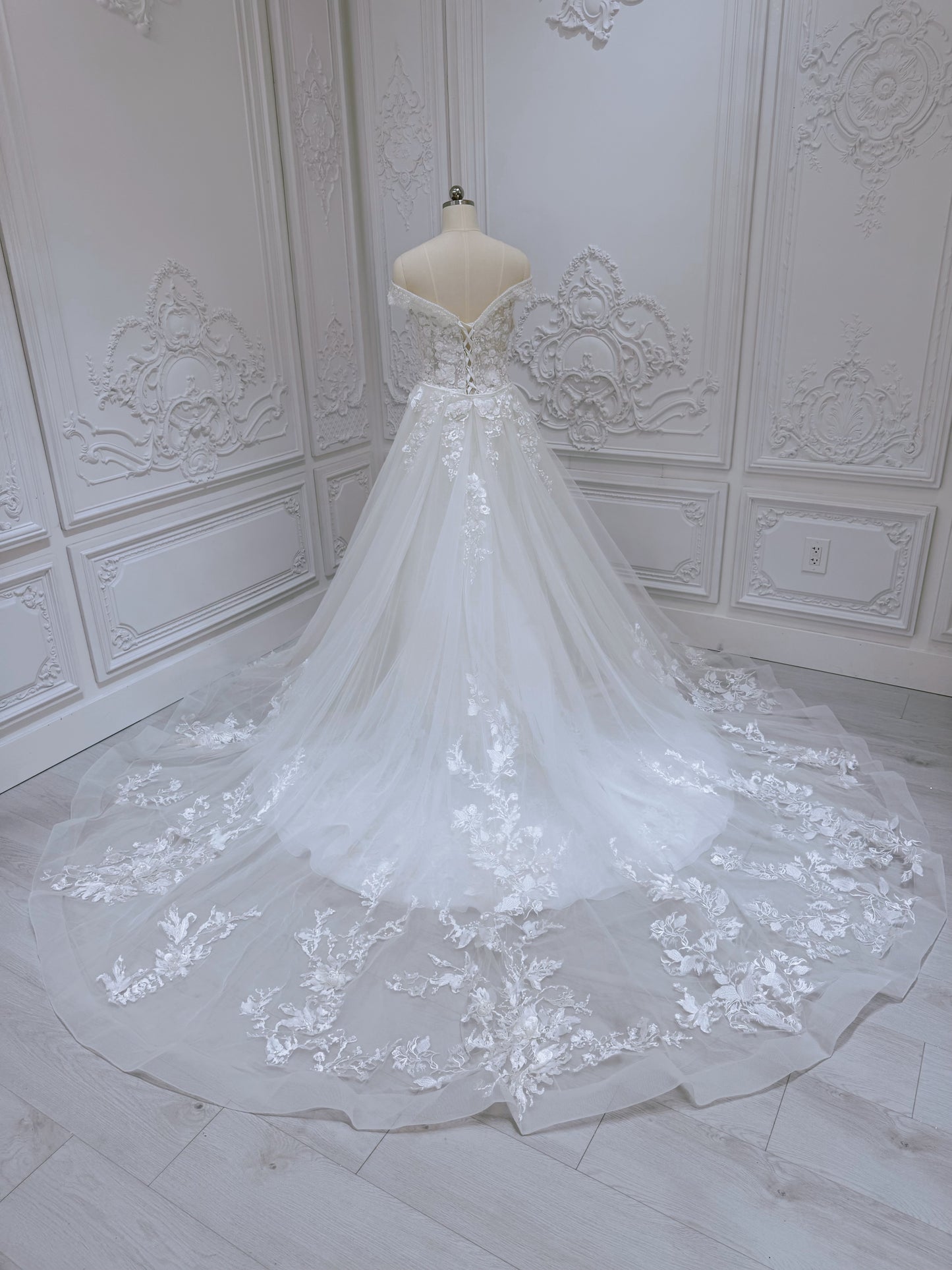 Stock clearance! Bridal size 10! White off the shoulder floral mermaid wedding dress with skirt