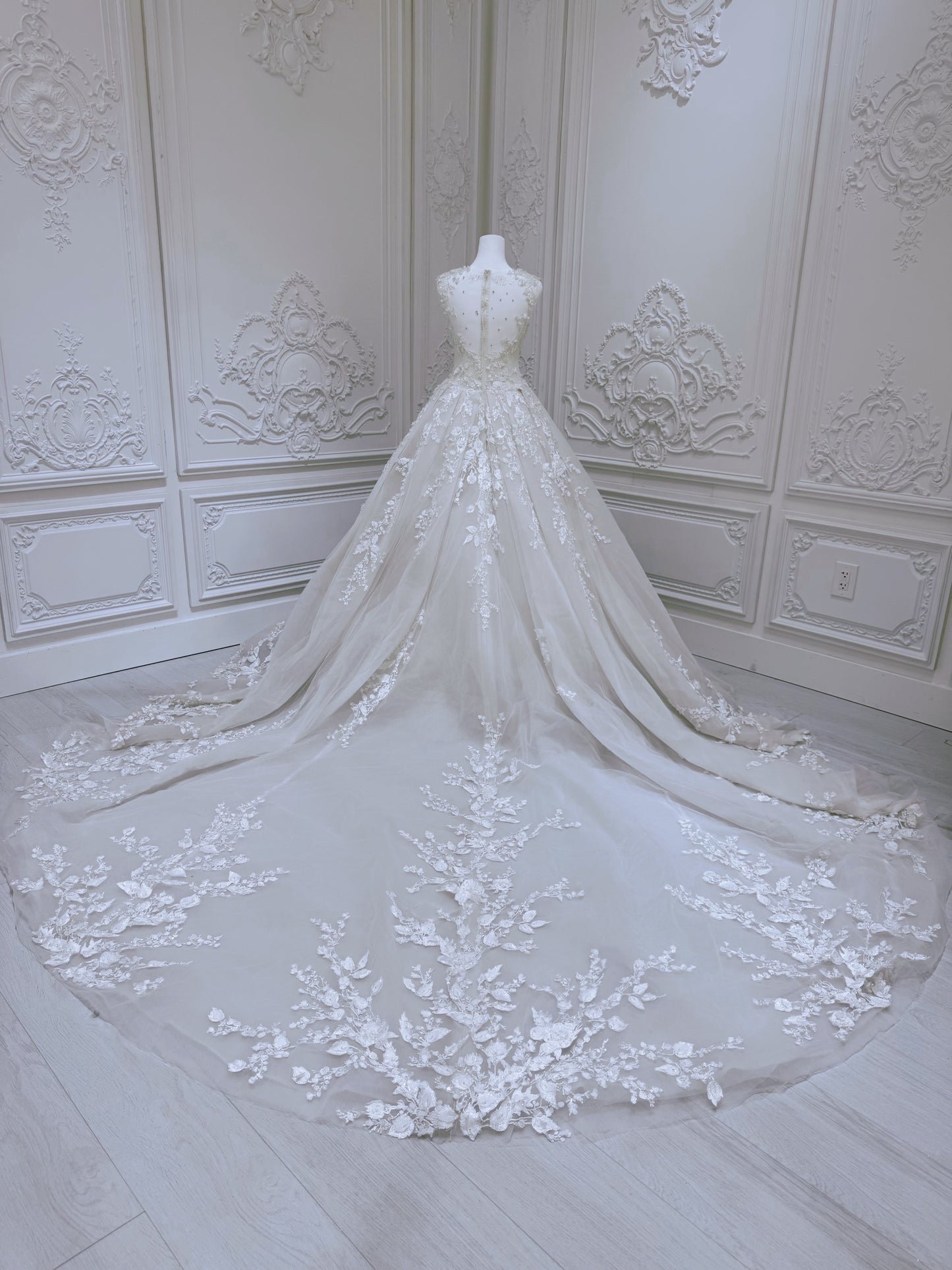 Stock clearance! Luxury beading 3D floral Ivory Aline wedding dress