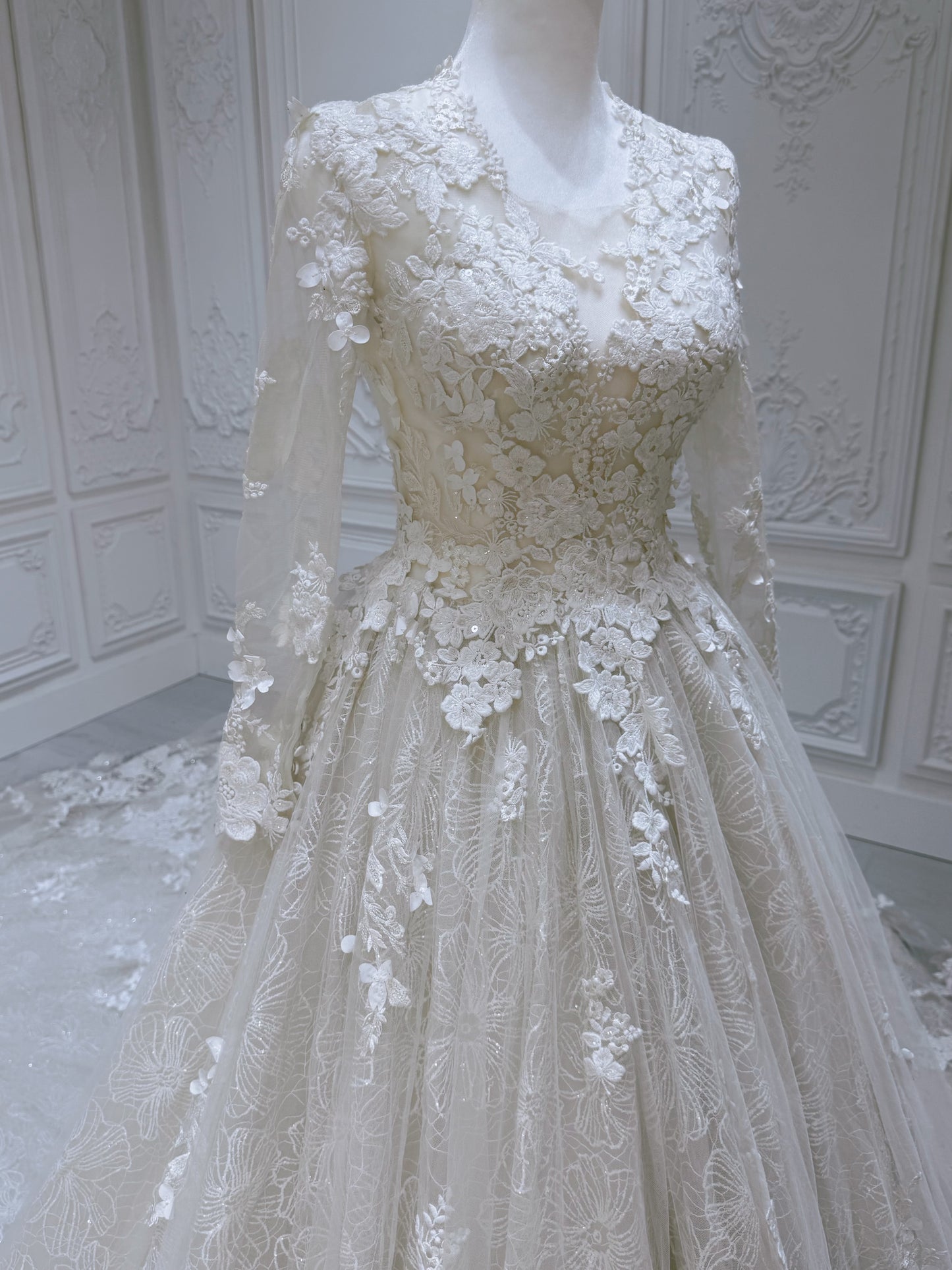 Stock clearance floor sample! Size 2. Ivory long sleeve lace Aline wedding dress