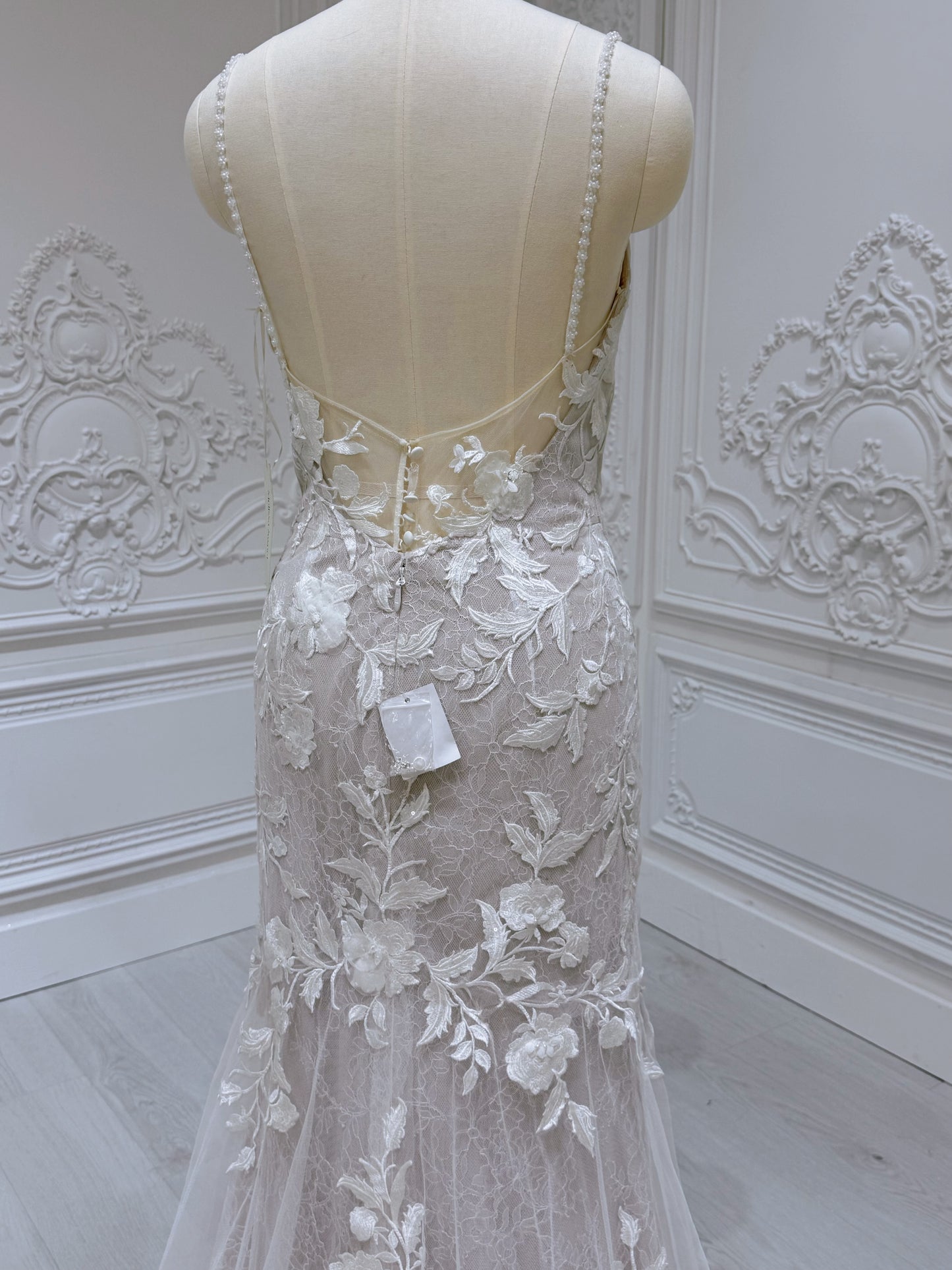 Stock clearance! Bridal size 8. Ivory lace mermaid wedding dress