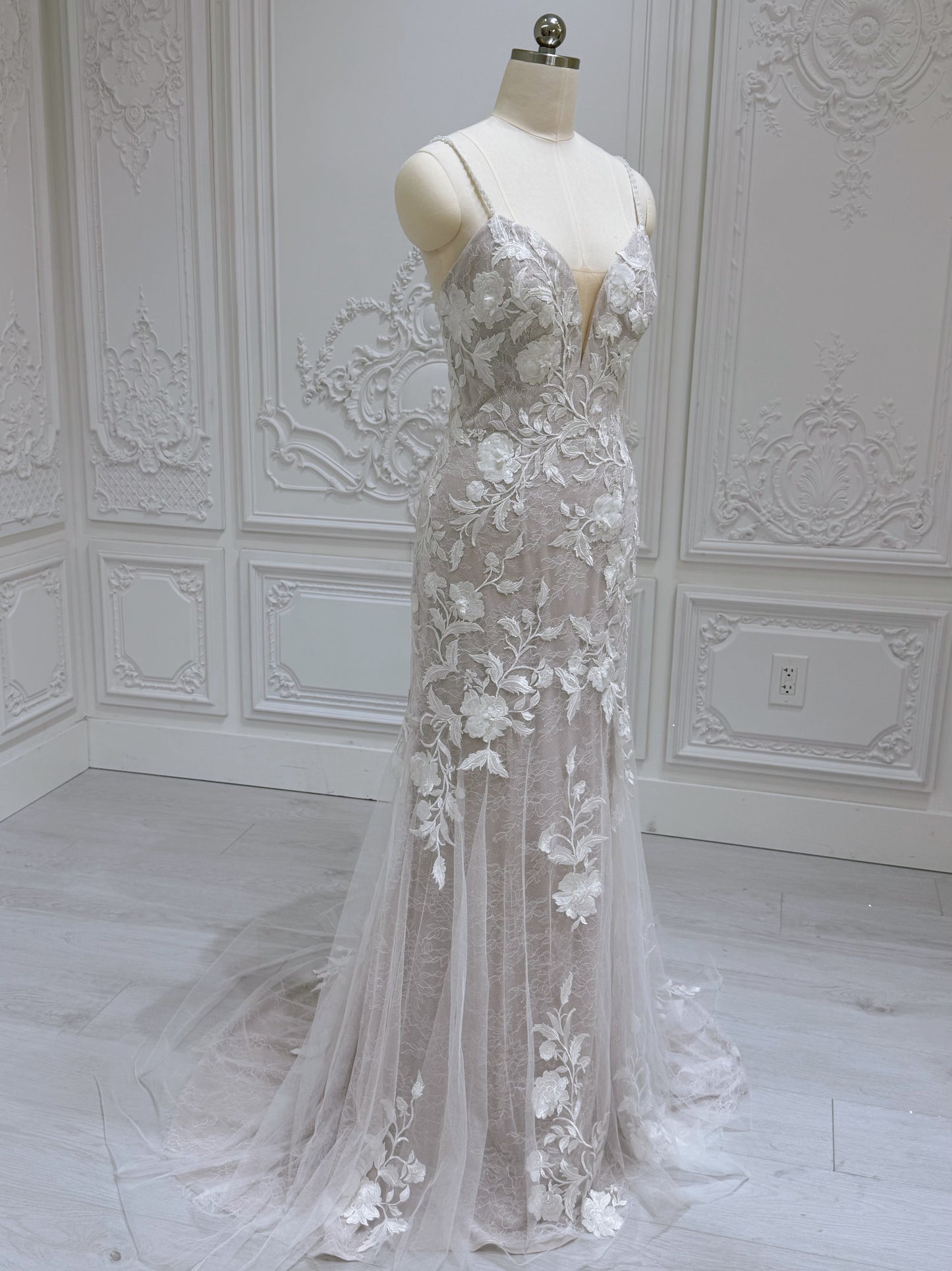 Stock clearance! Bridal size 8. Ivory lace mermaid wedding dress