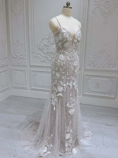 Stock clearance! Bridal size 8. Ivory lace mermaid wedding dress