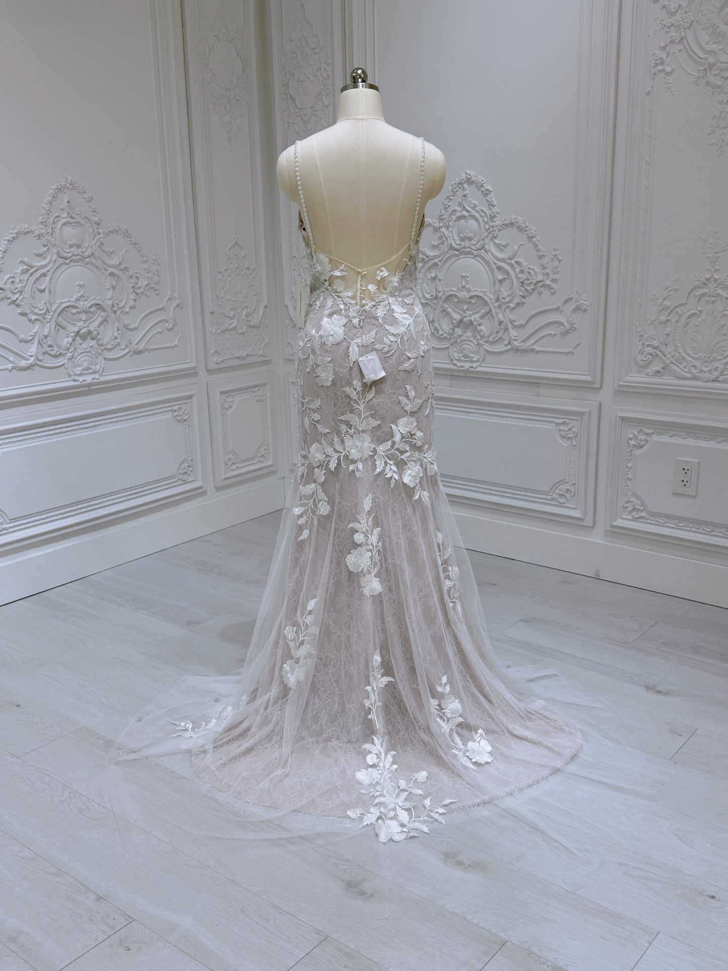 Stock clearance! Bridal size 8. Ivory lace mermaid wedding dress