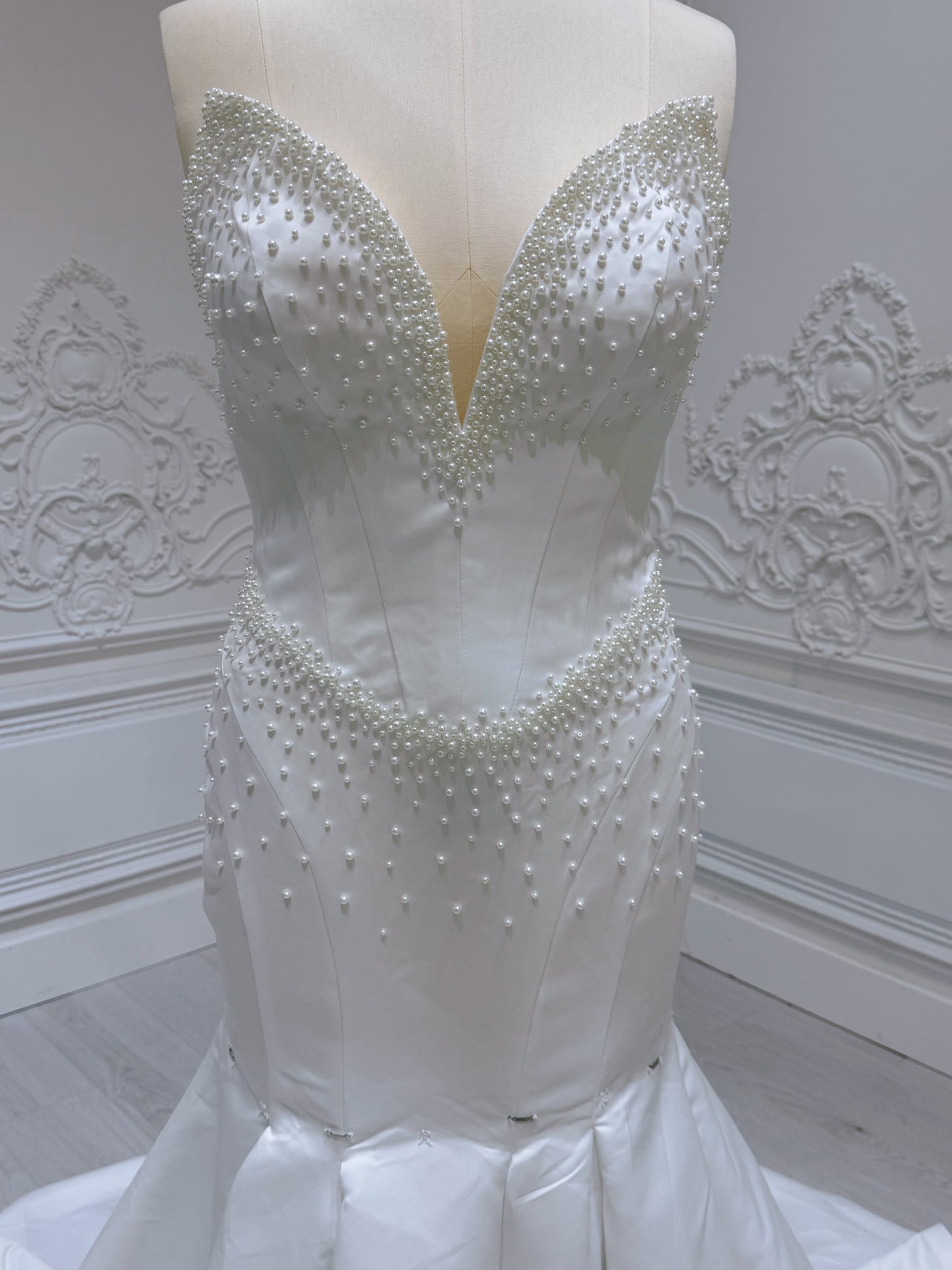 Stock clearance! Bridal size 14! White satin with pearl beaded strapless DeepV mermaid wedding dress