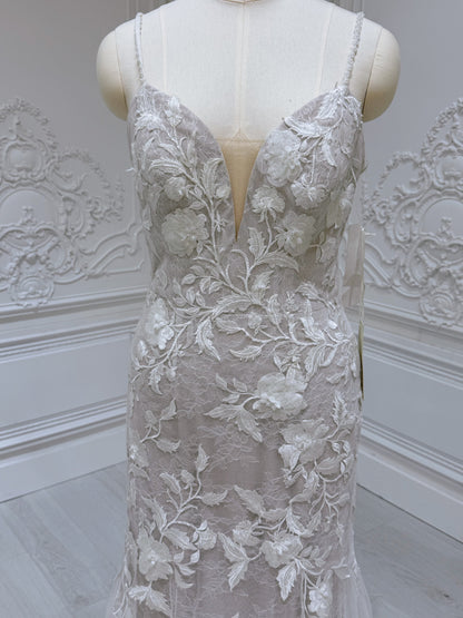 Stock clearance! Bridal size 8. Ivory lace mermaid wedding dress