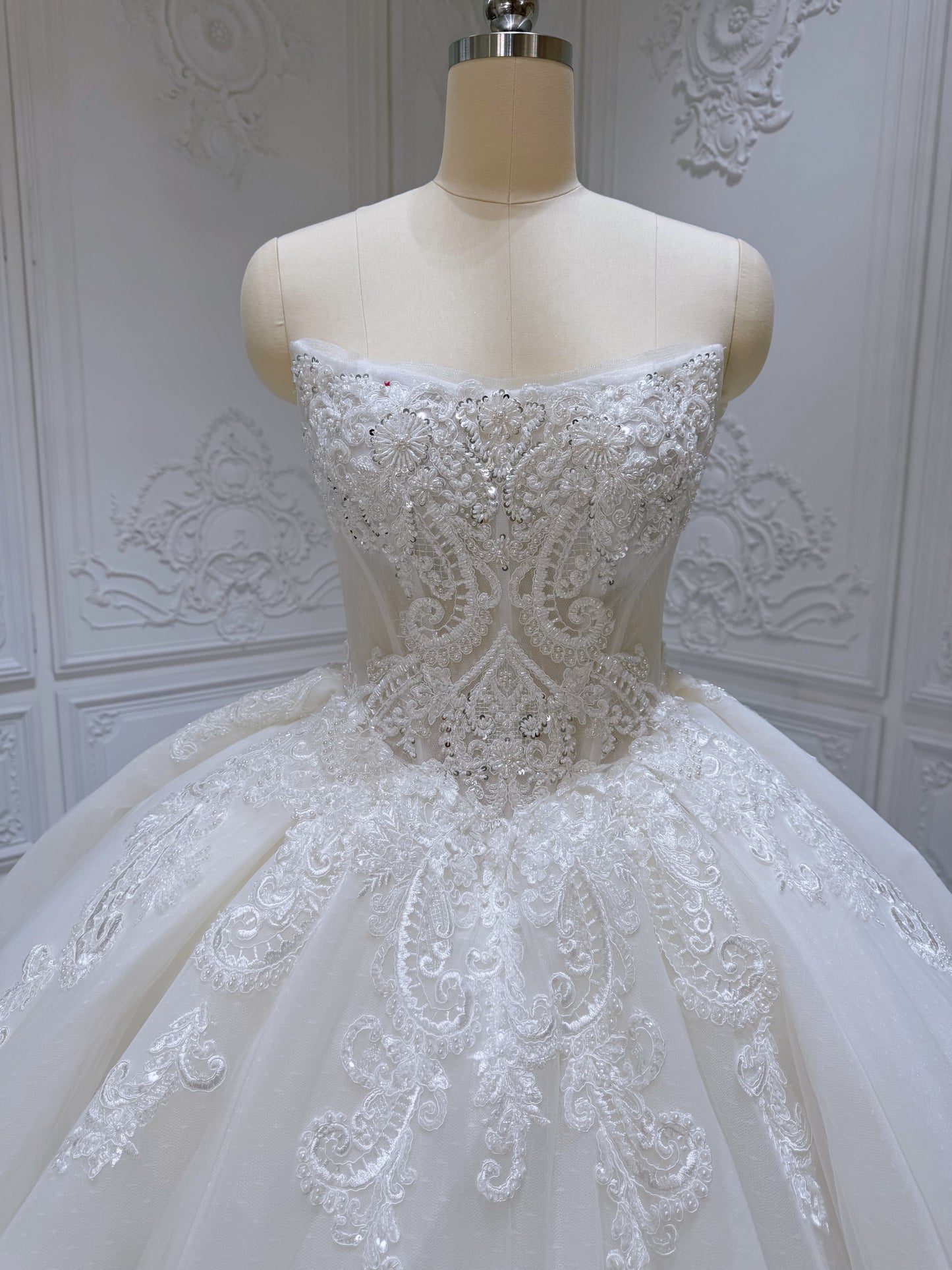 TBC-B032 Stock of off white lace embroidered strapless ballgown royal wedding dress