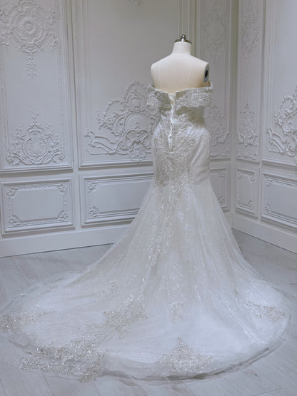 Stock clearance! Bridal size 16. Off white feather with beading lace bling mermaid wedding dress