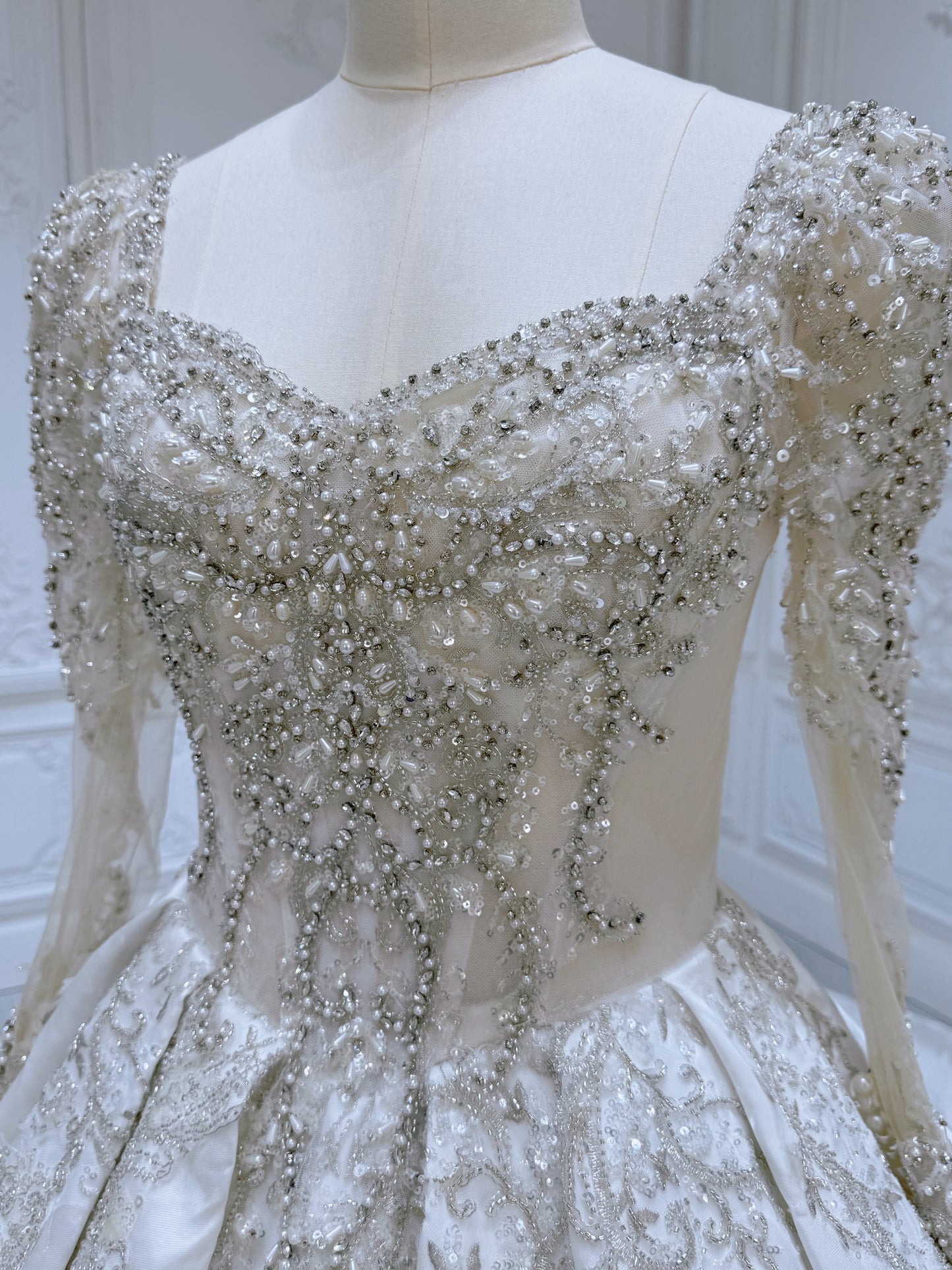 Stock Clearance! Bridal size 6! Beading lace long sleeve satin ballgown wedding dress